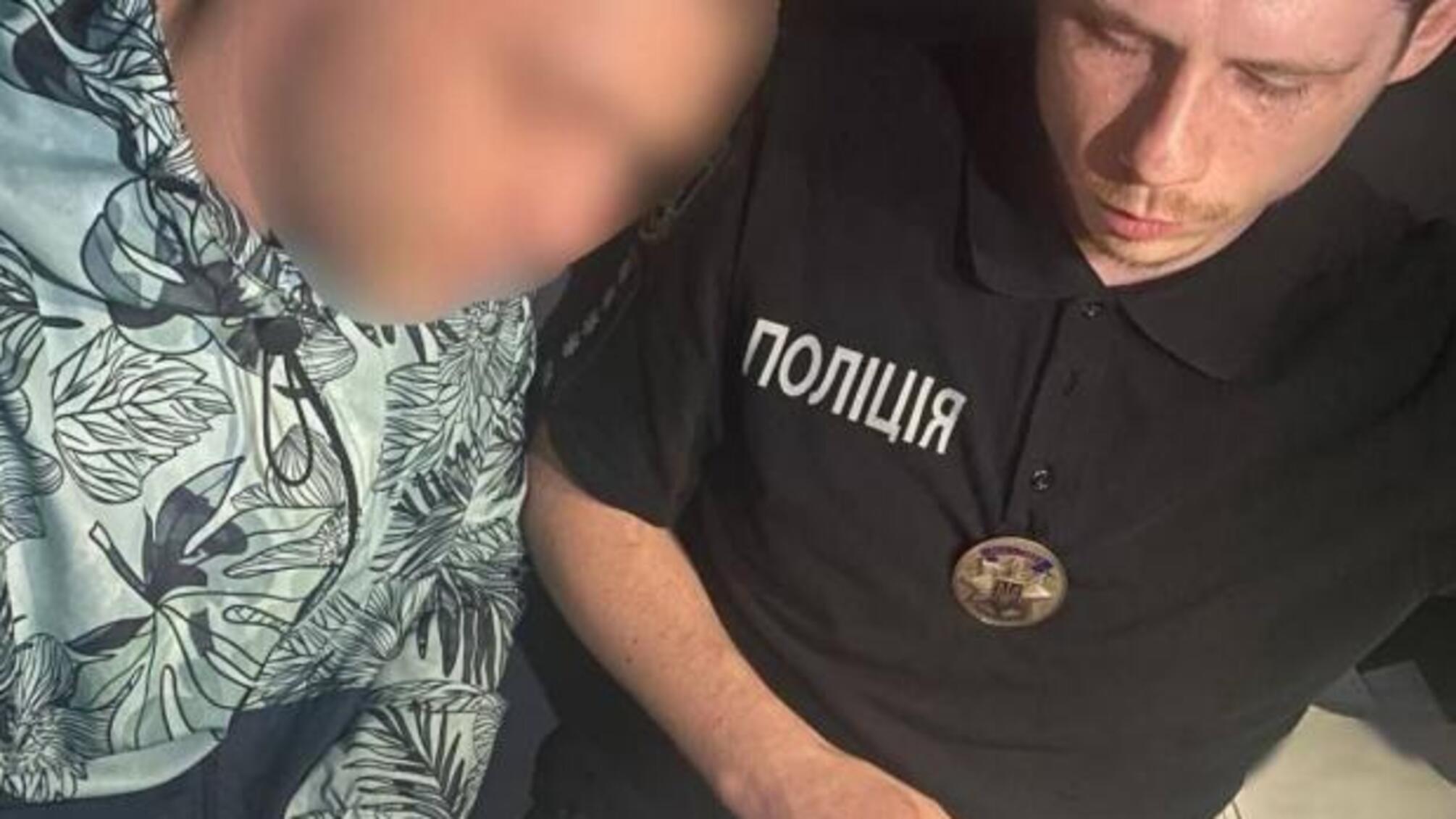 Пьяный мужчина в Кривом Роге осквернил портреты погибших защитников возле Мемориала Героев