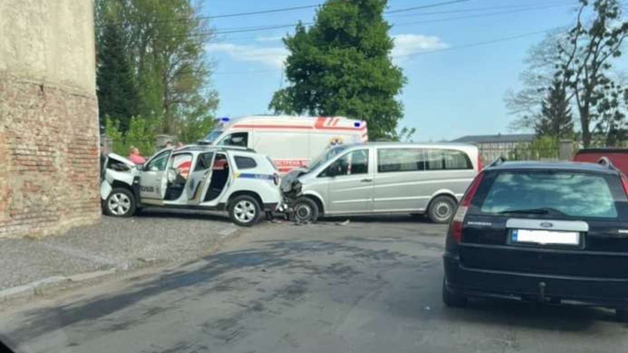 У Чернівцях авто правоохоронців потрапило в ДТП: постраждала поліцейська