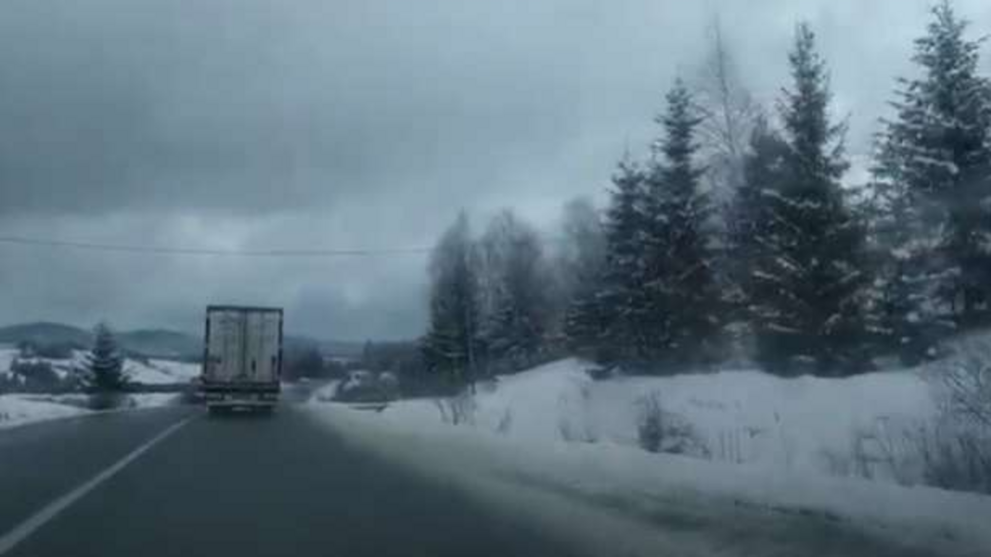 Апрельское ненастье: трассу Киев-Чоп замело снегом, в столице - сильный ветер