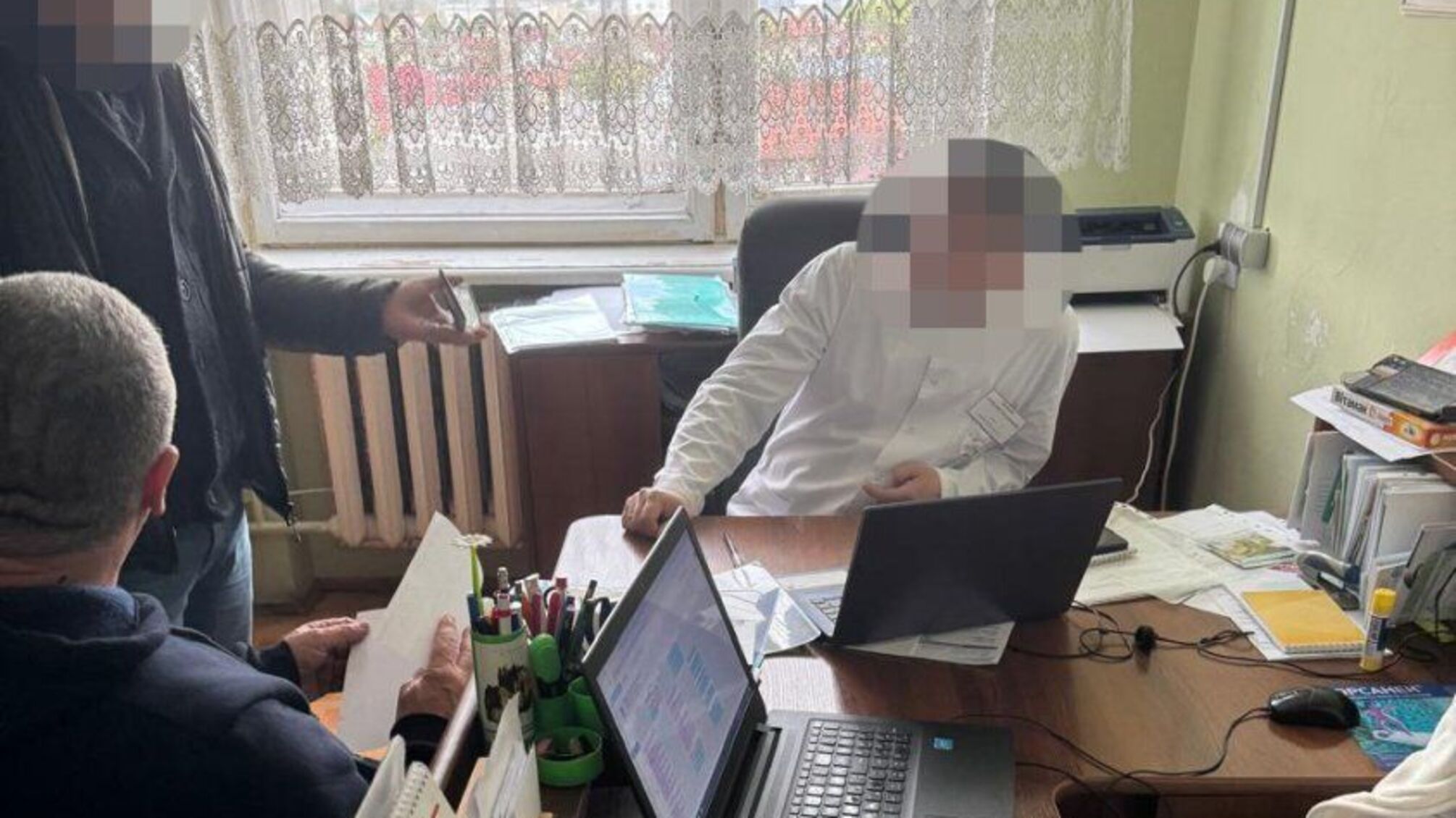 Керівницю відділення лікарні на Львівщині спіймали на хабарі за фіктивну інвалідність ухилянтам