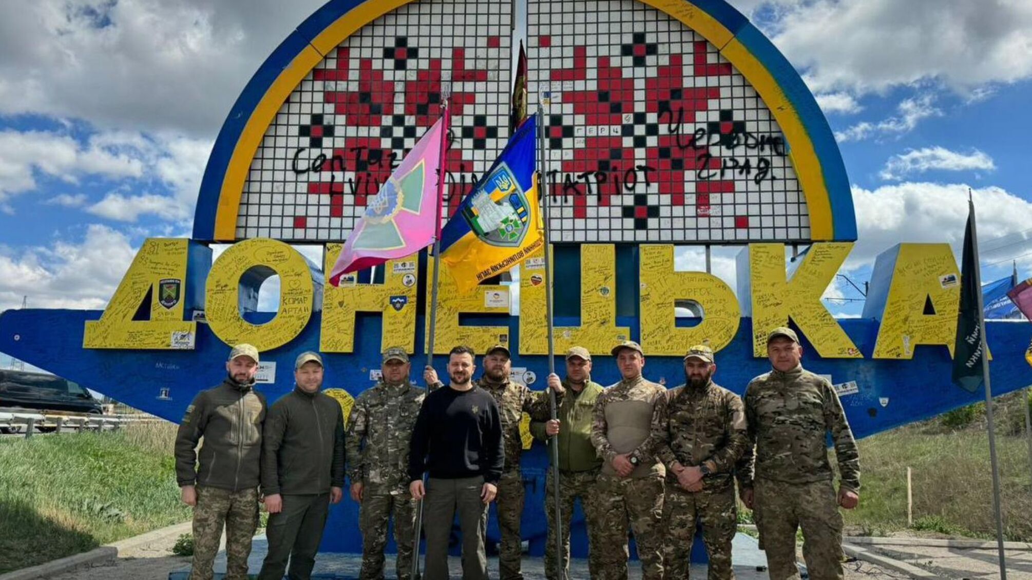 Владимир Зеленский посетил Донбасс и оставил свою подпись на потолке при въезде в область