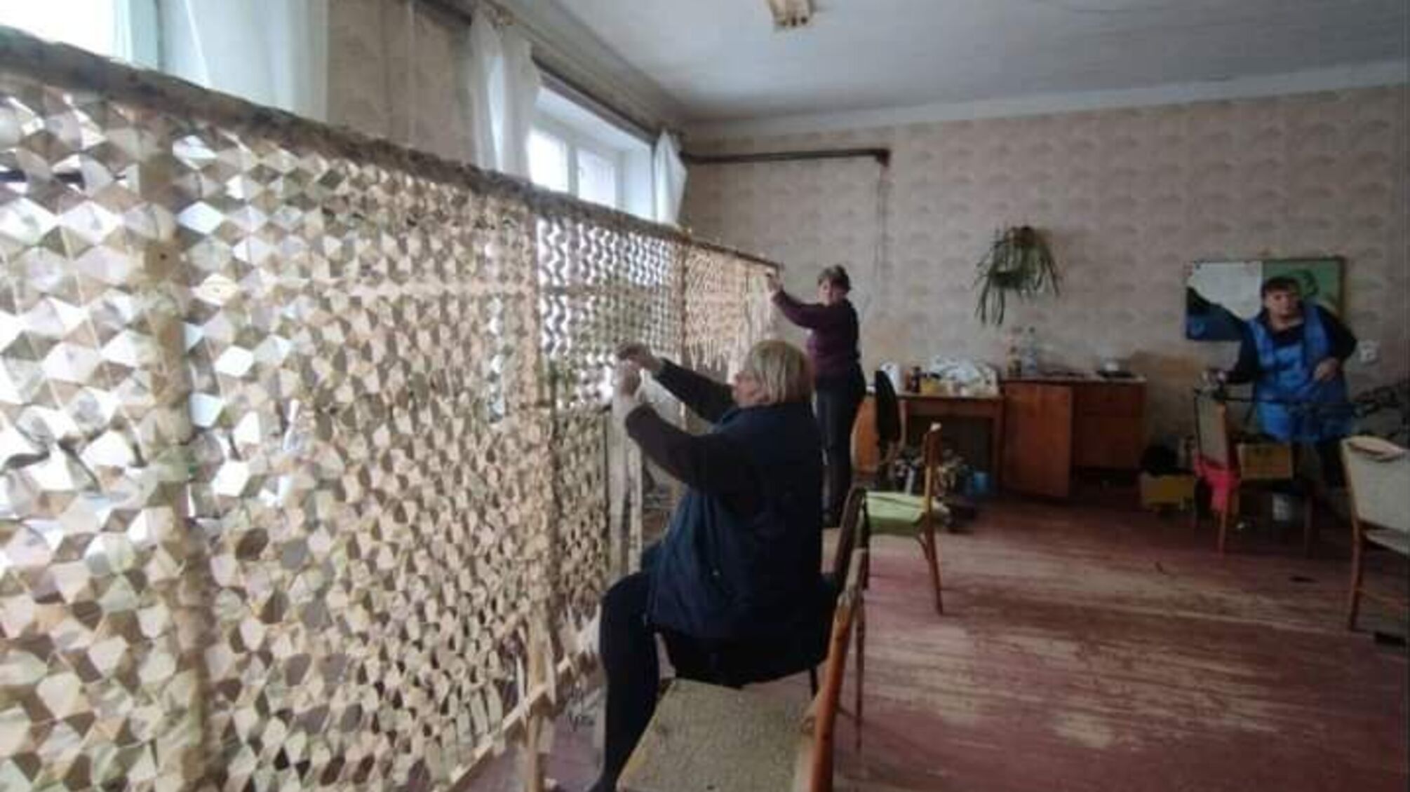 В Черкасской области плетут маскировочные сетки для фронта