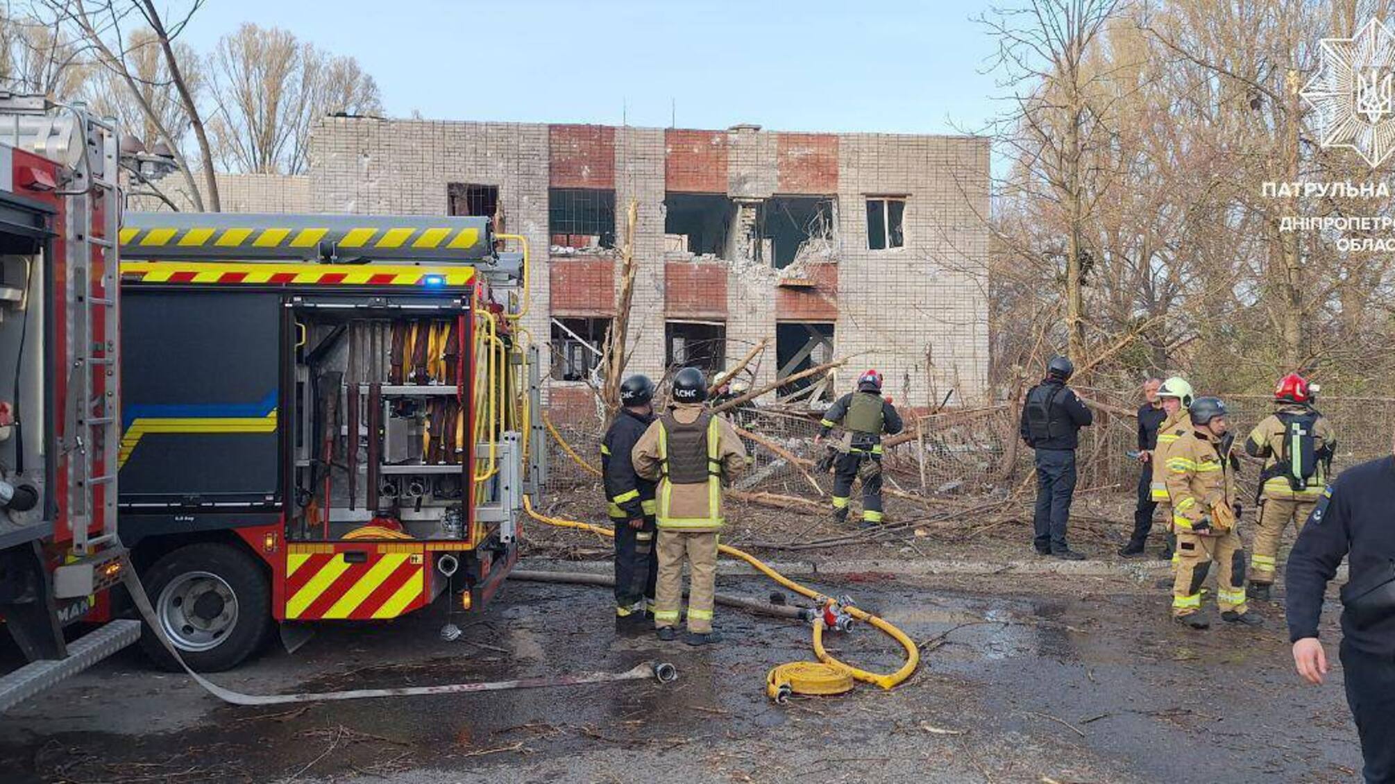 Росіяни обстріляли ракетами Дніпро: пошкоджено навчальний заклад, є жертви