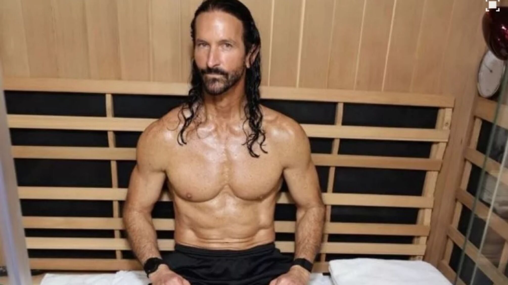 Обычно его завтрак – это зеленый банан и миска ягод с орехами.