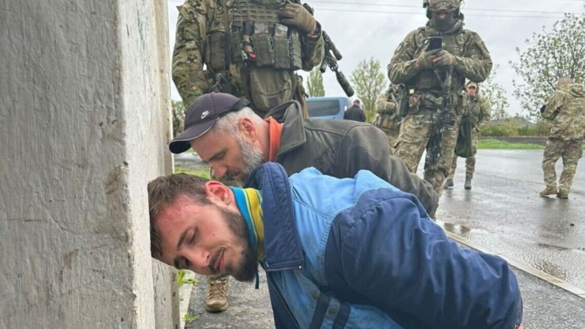 Сбежавшим после расстрела полицейских военнослужащим сообщили об обвинении