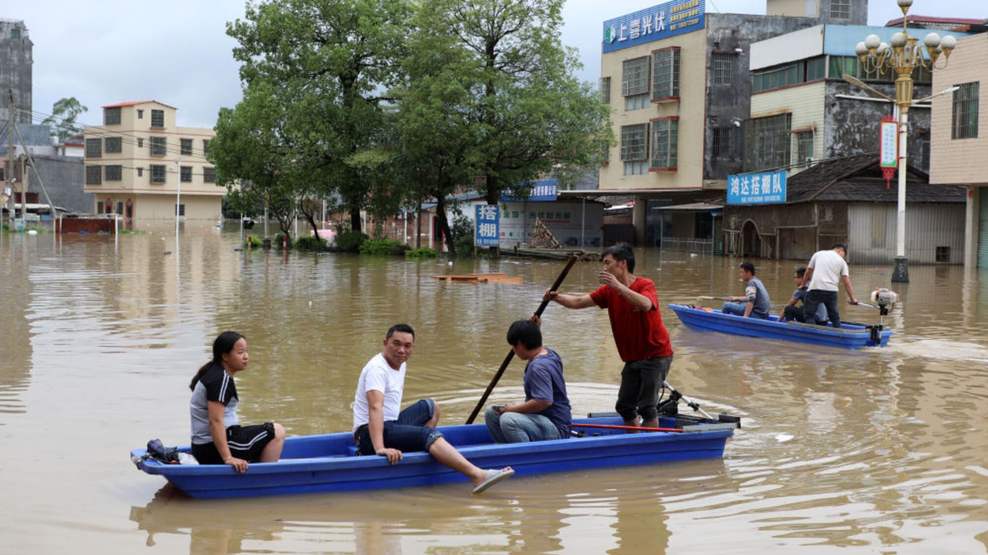 Потужна повінь накрила південь Китаю: зливи затопили Гуандун, — Reuters