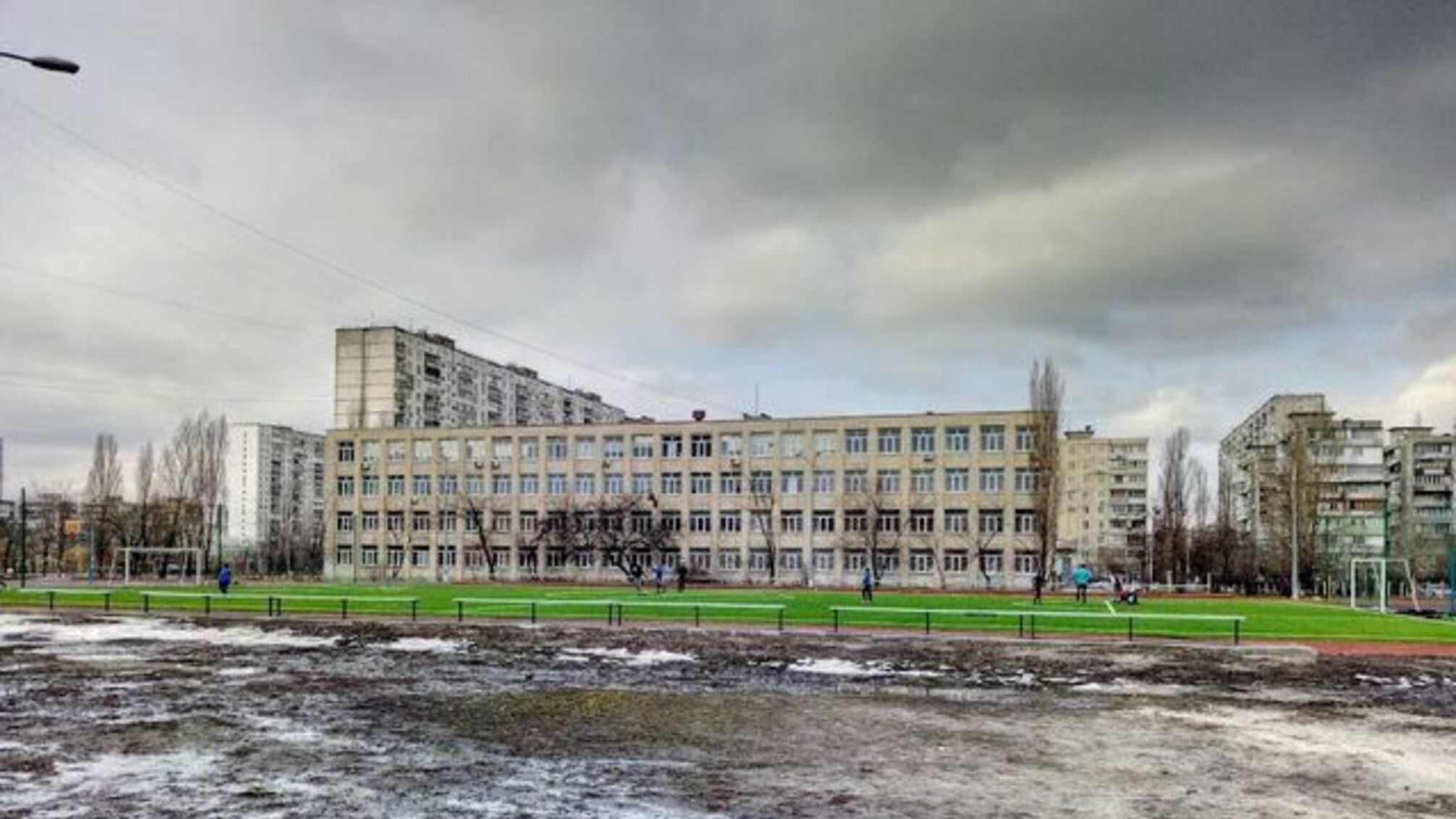 В Киеве одноклассники отправили школьника в больницу из-за конфликта