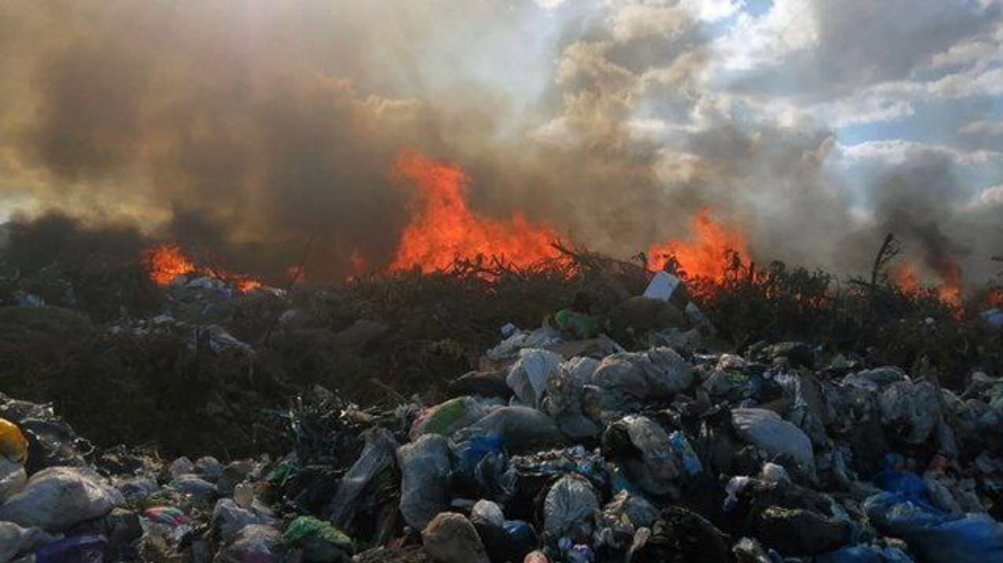 Мусорная свалка Газипур в Дели снова в огне: ситуация угрожает экологическим бедствием мирового масштаба