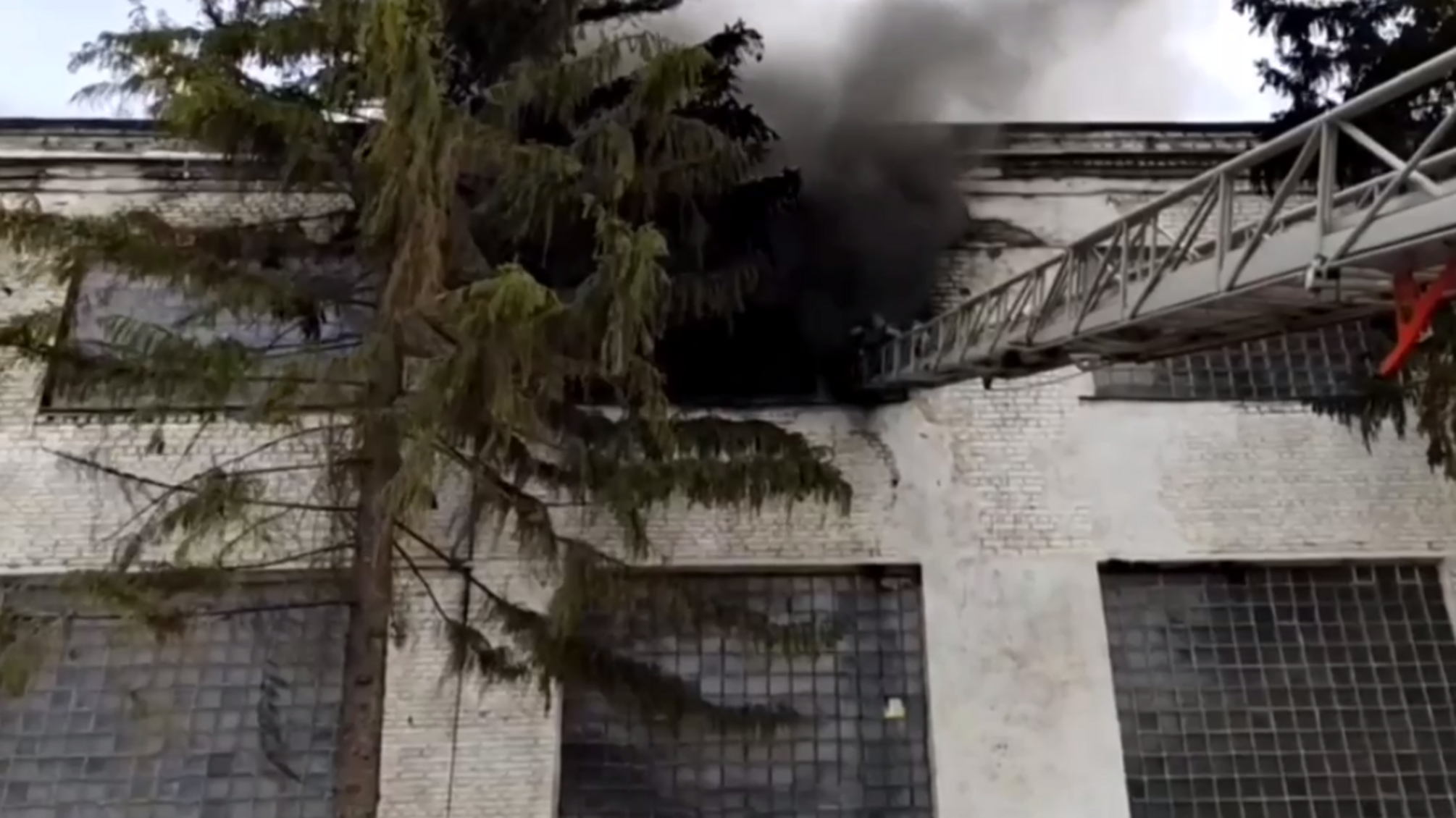 У Воронежі пожежа на території складів електромеханічного заводу 'Эникмаш-В'