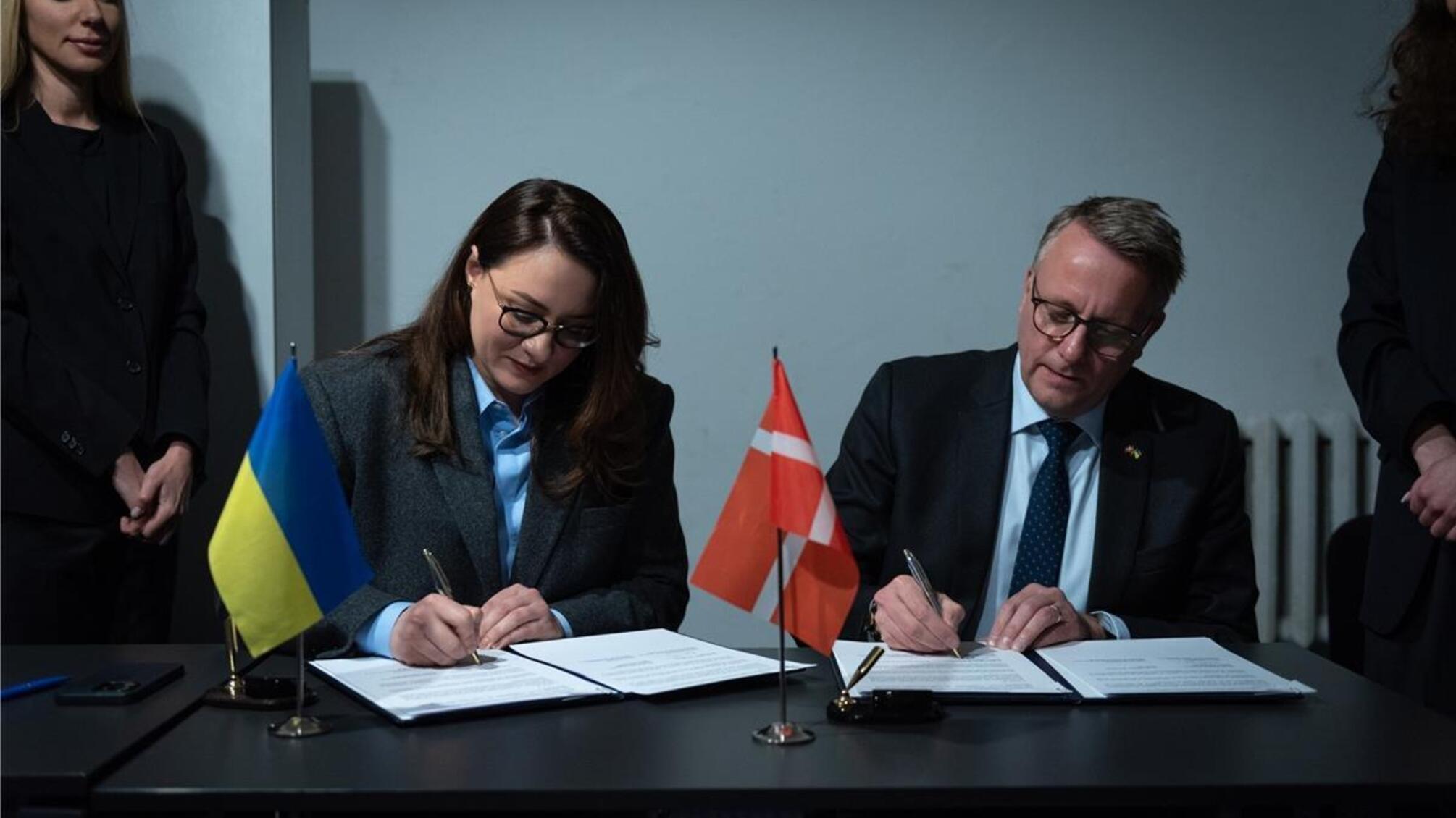 Украина подписывает договор