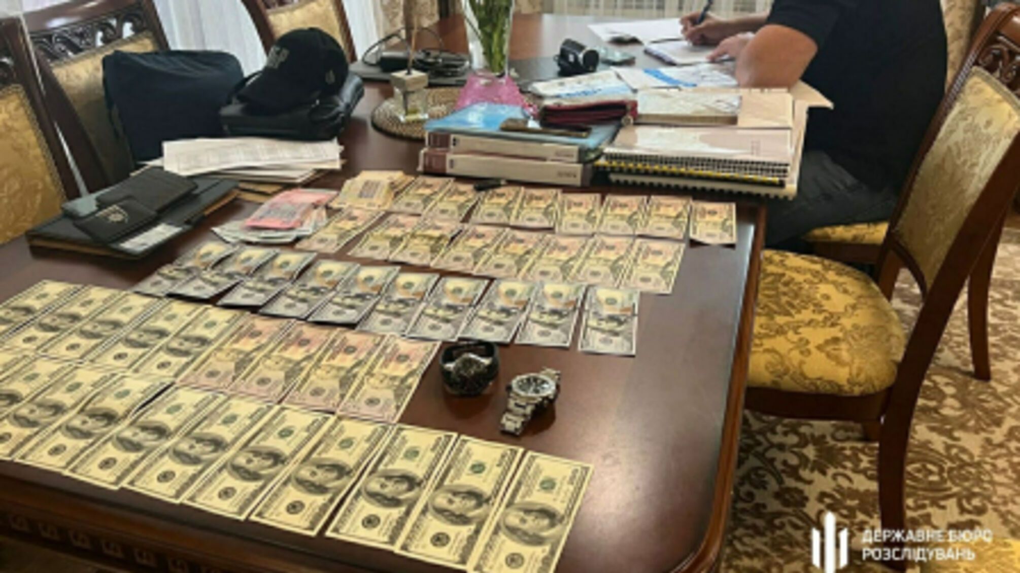 доллары на столе