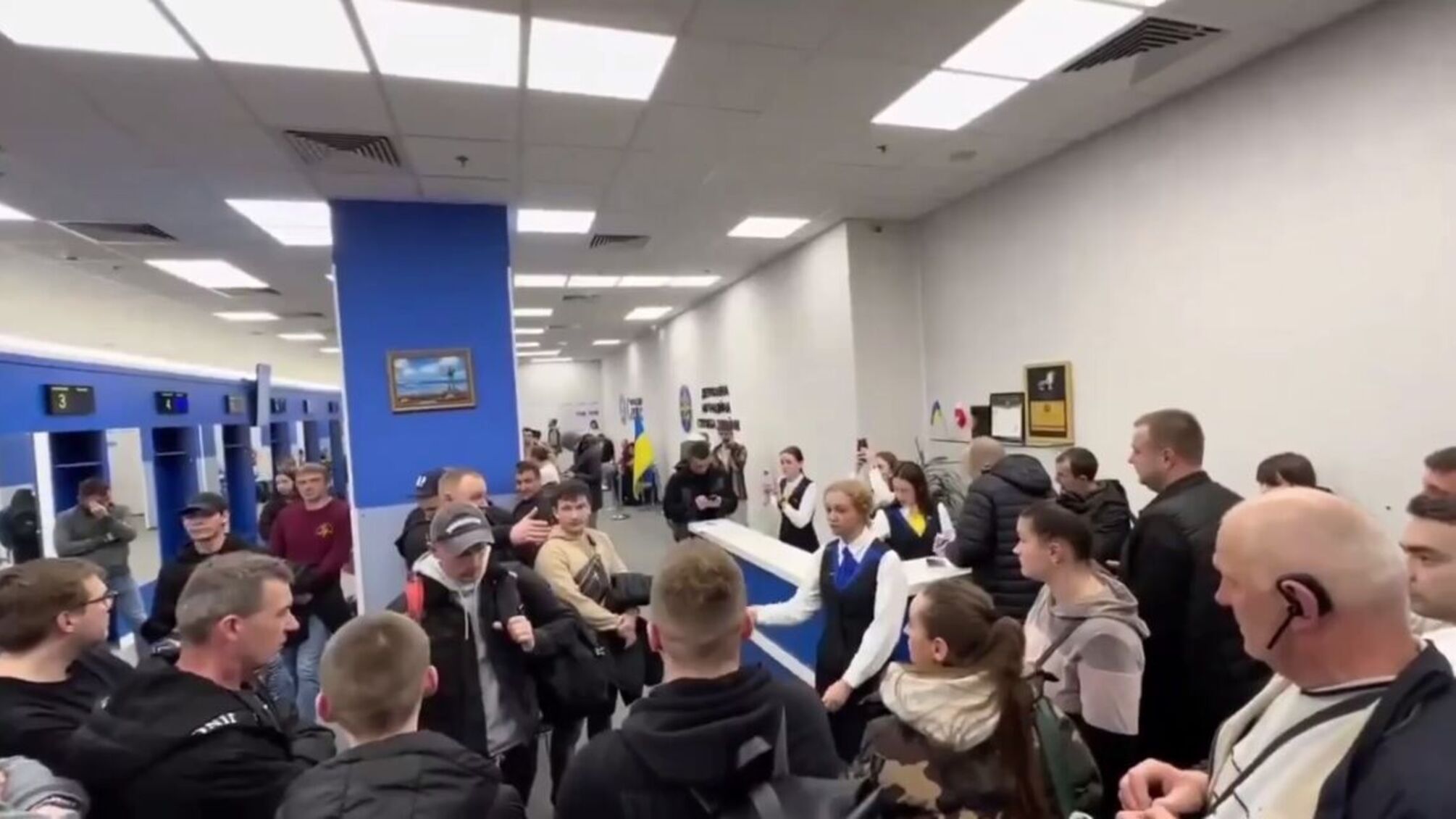 Чоловіки погрожують працівникам сервісних центрів