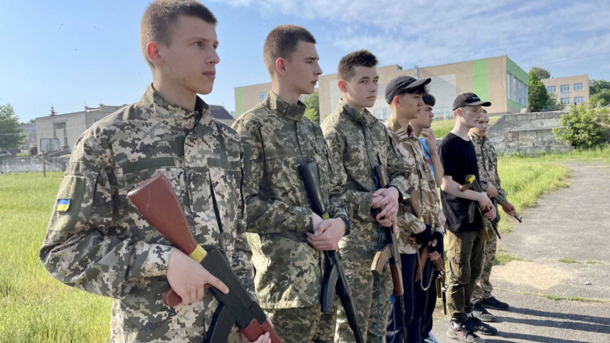 Учащиеся в военной форме