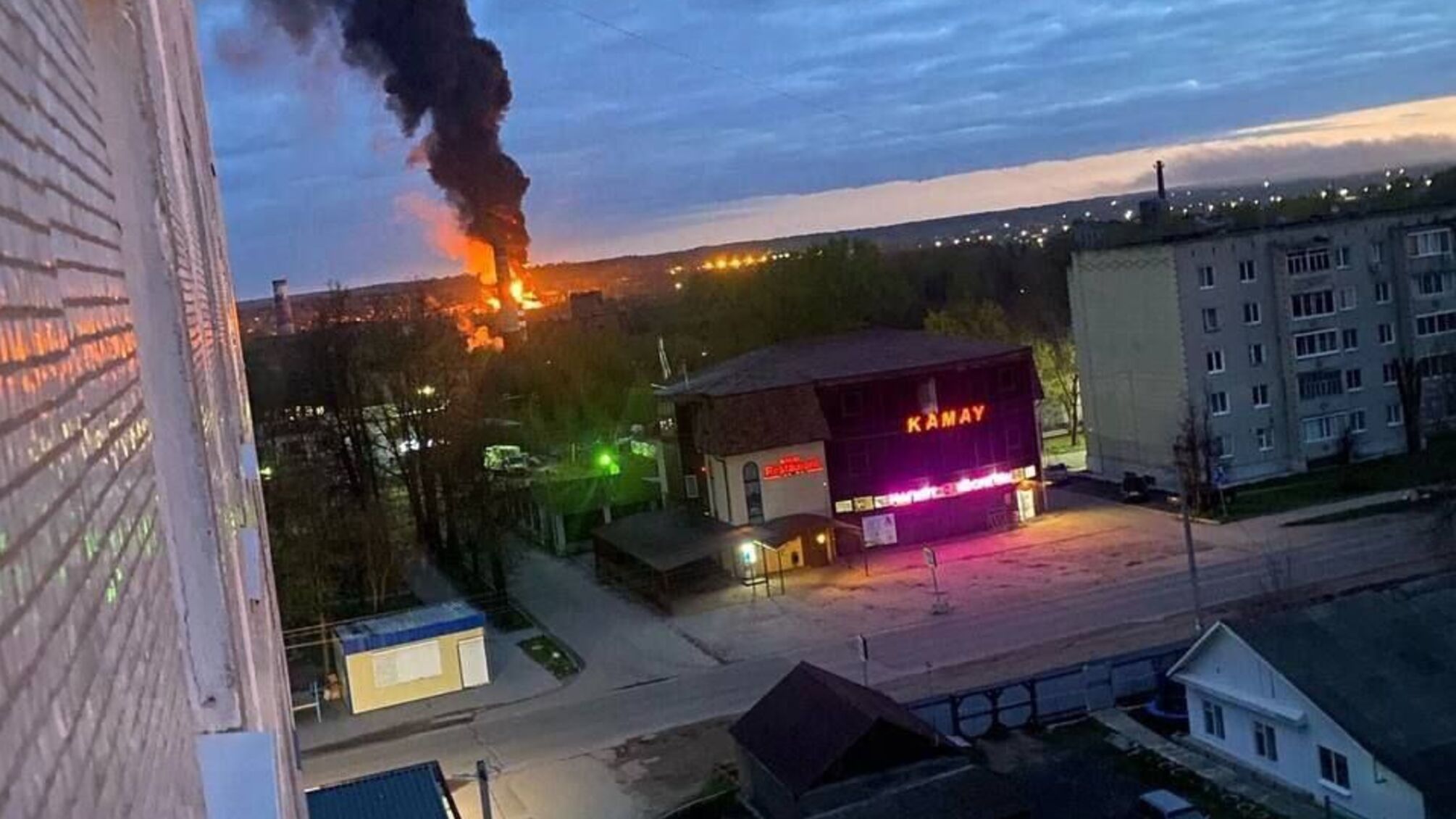Після атаки дронів у росії палають пожежі