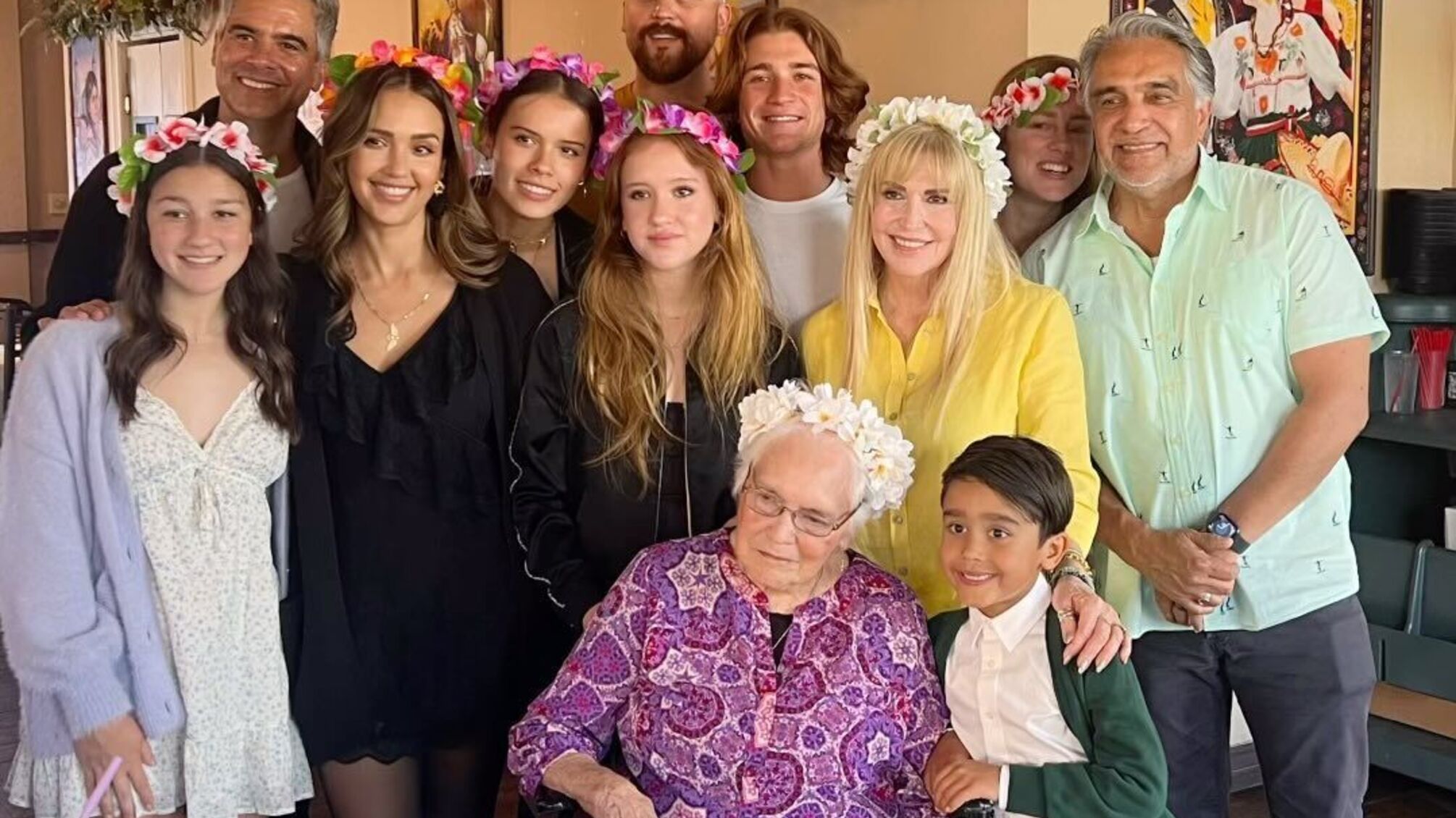 Актриса Джессика Альба показала празднование дня рождения своей 92-летней бабушки