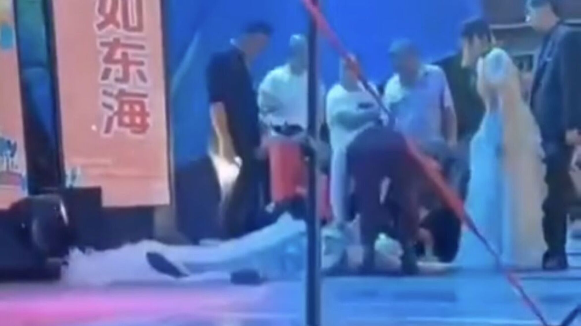 В Китаї співачка померла під час концерту: вона спіткнулася о сукню, впала та вдарилась головою