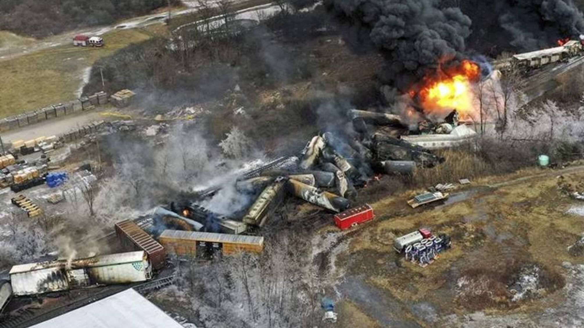 Аварія вантажного потяга спричинила евакуацію та скасування пасажирських рейсів у Сполучених Штатах