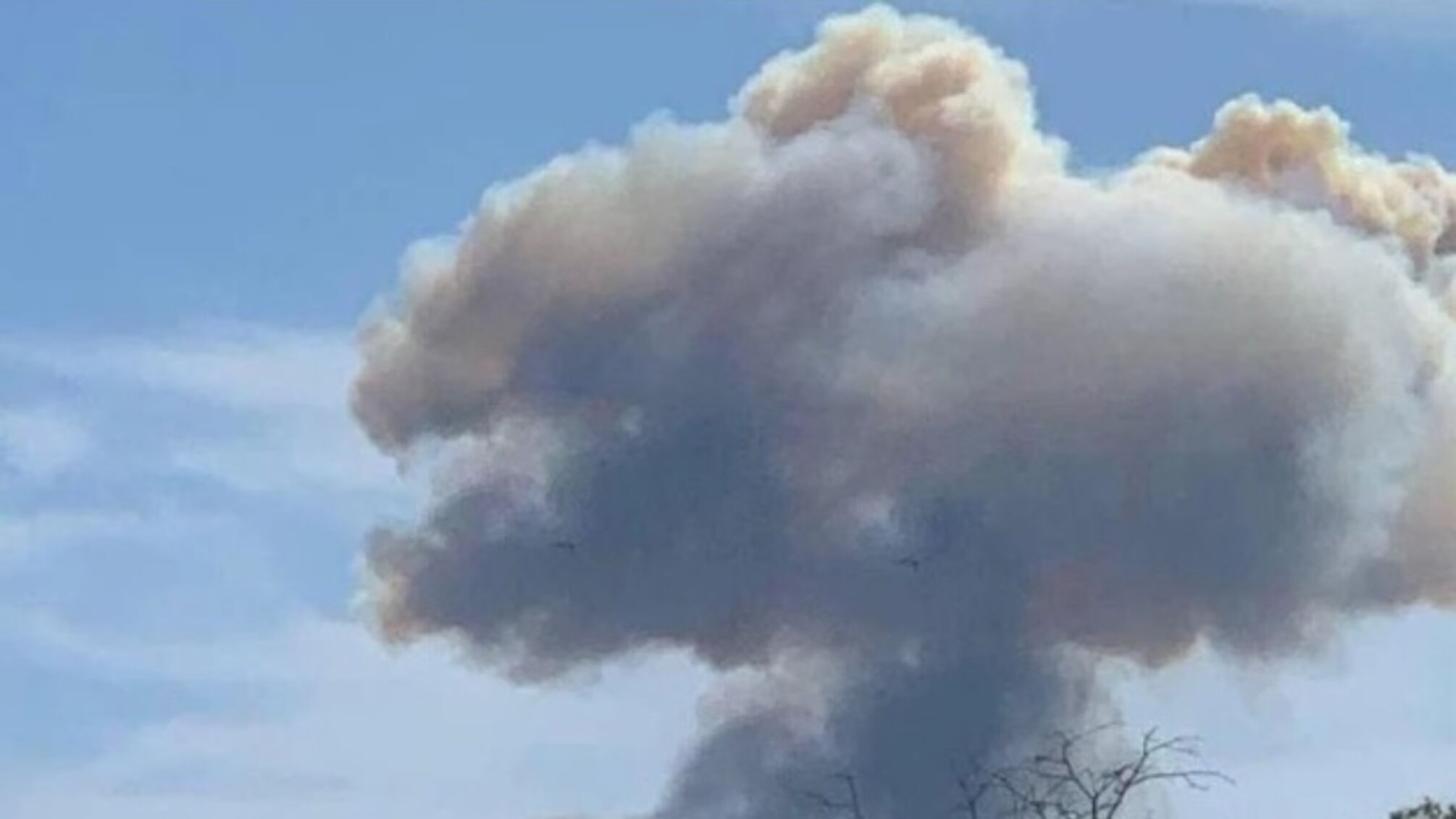 У Криму пролунали потужні вибухи, в районі 'Бельбека' пожежа