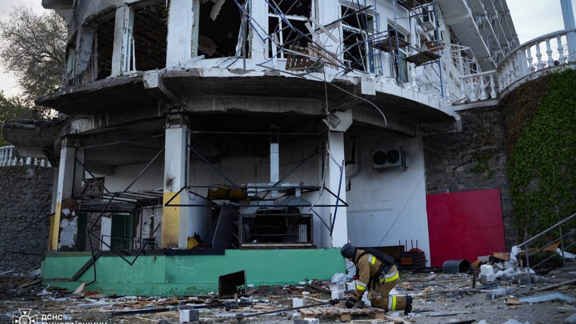 Росіяни вдарили по готель у Миколаєві (фото)