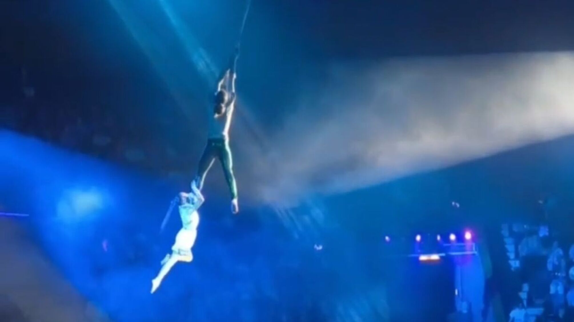 В Запорожском цирке: артисты упали с высоты во время спектакля (видео)