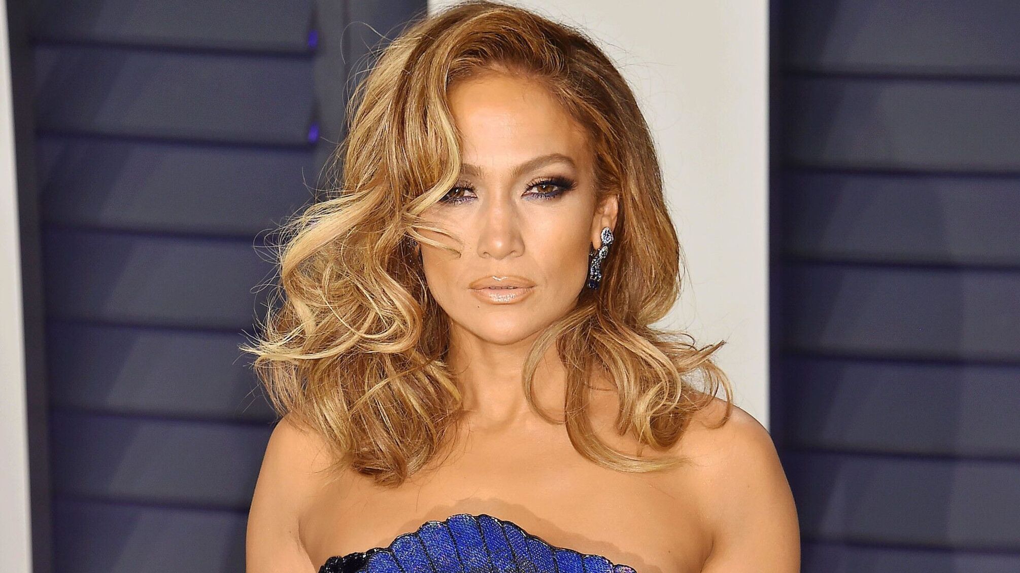 Джей Ло назвала привычку, помогающую ей сдержать тягу к еде