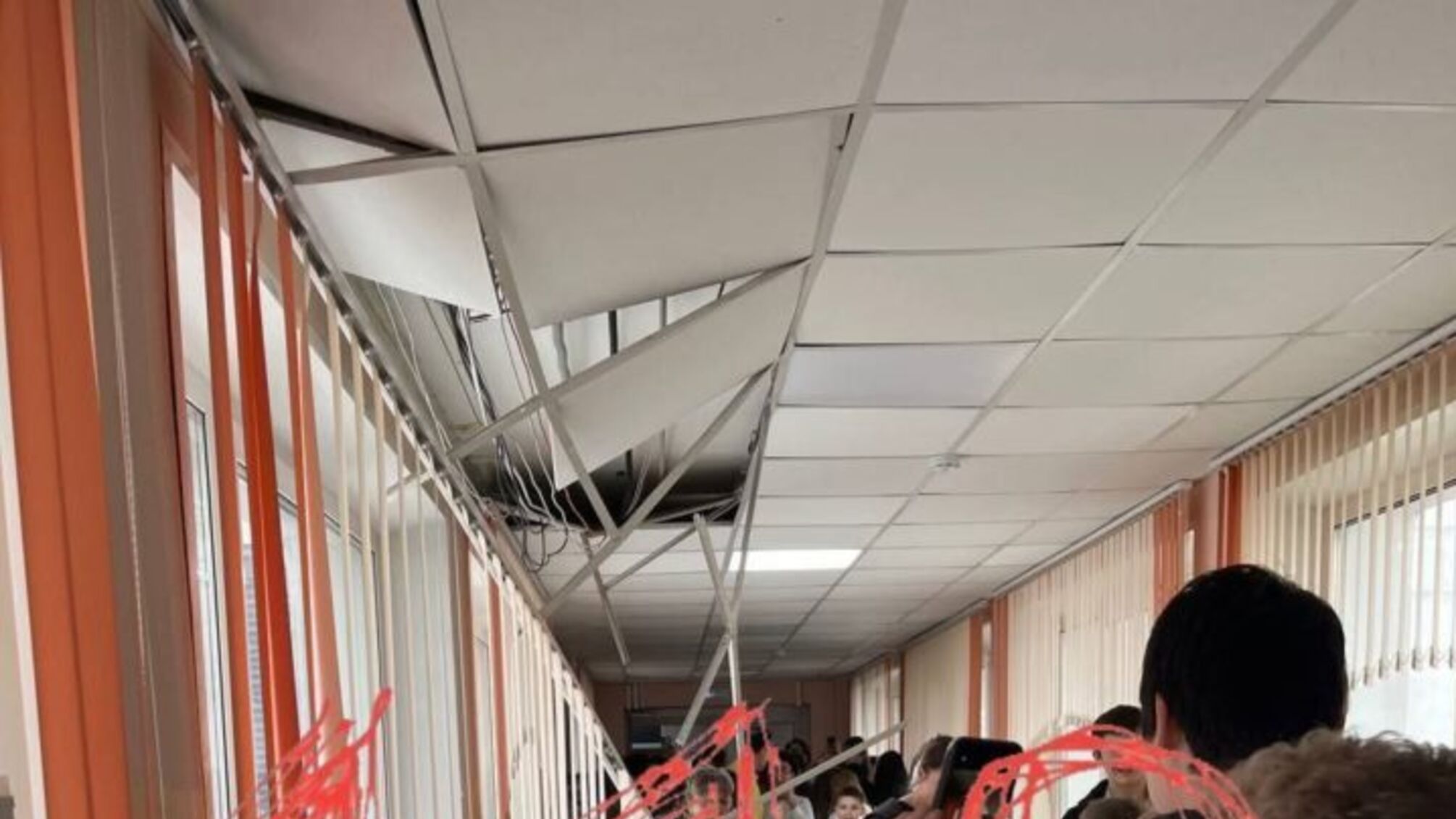 Відразу у двох школах Москви сьогодні обвалилися стелі