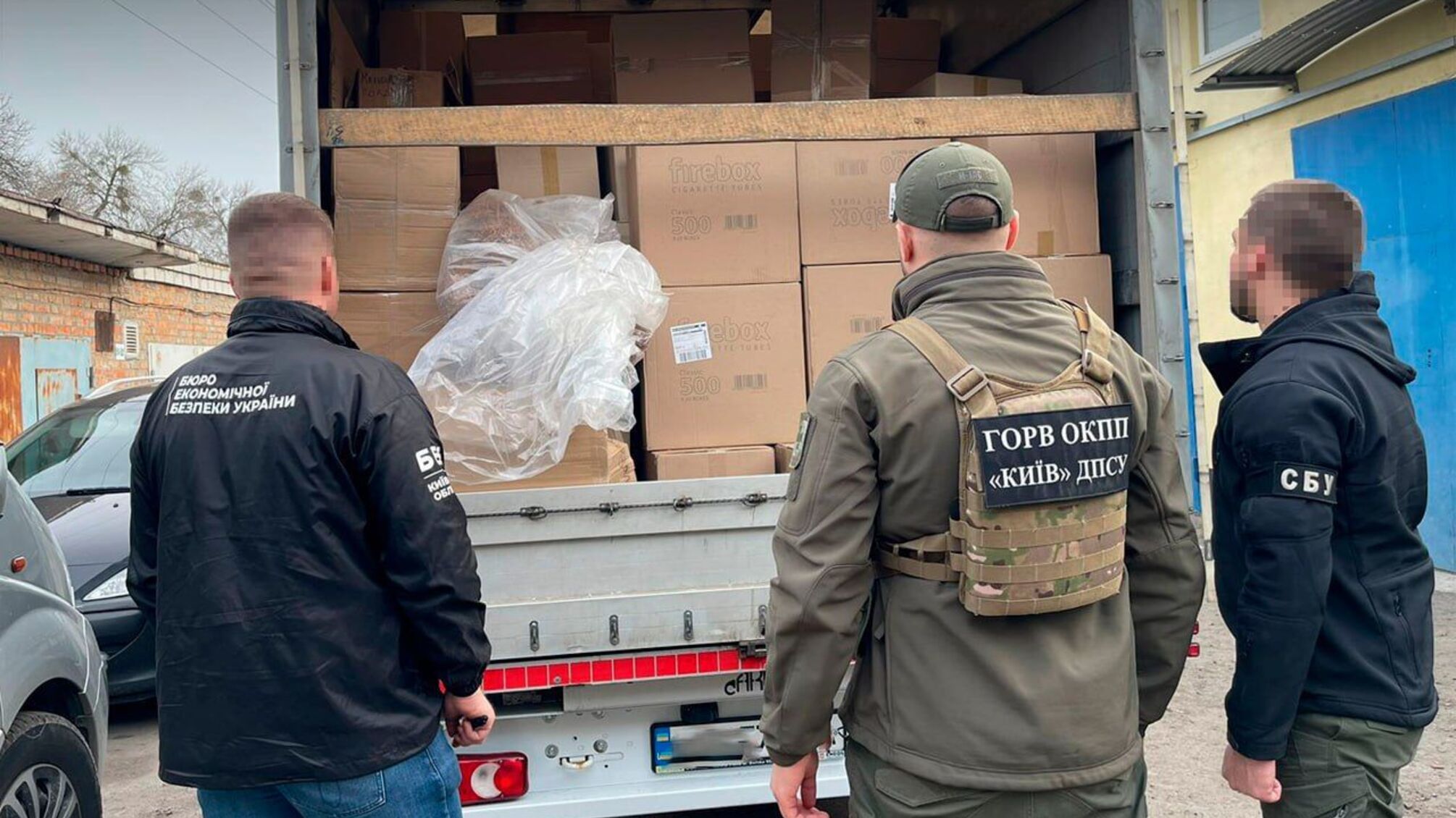 Працівники БЕБ біля вантажівки з незаконно виготовленими сигаретами