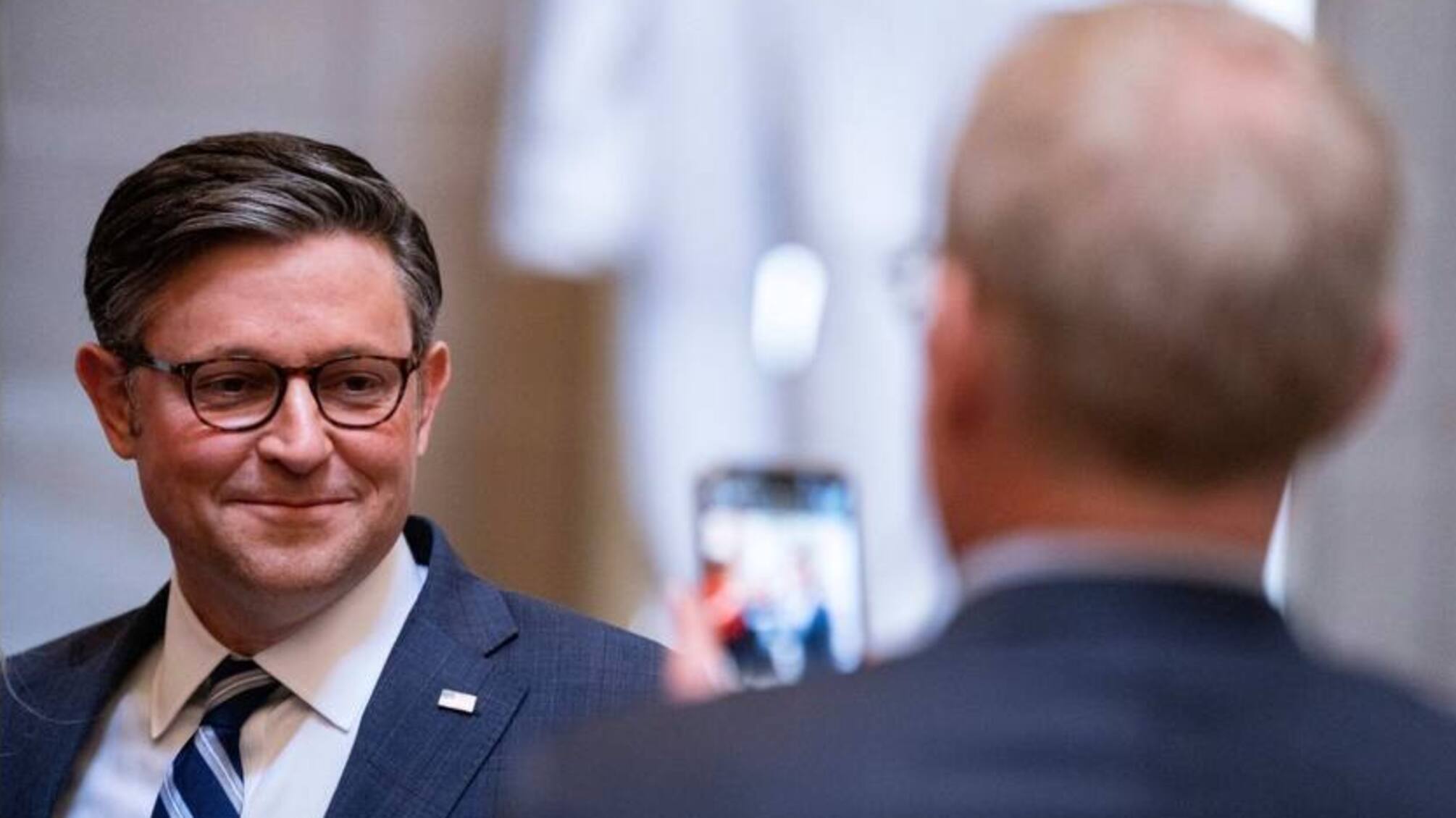 Спикер Майк Джонсон ищет пути смягчения оппозиции перед голосованием за помощь Украине