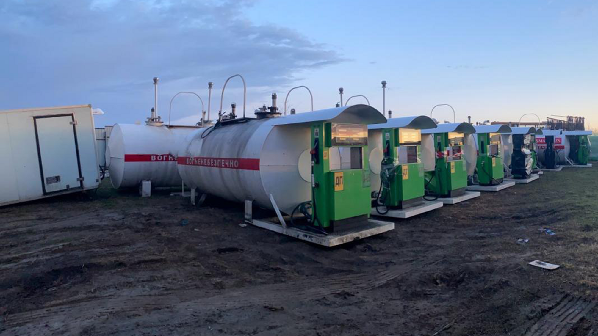 У Києві викрили ще одну нелегальну АЗС: БЕБ вилучило пальне та обладнання