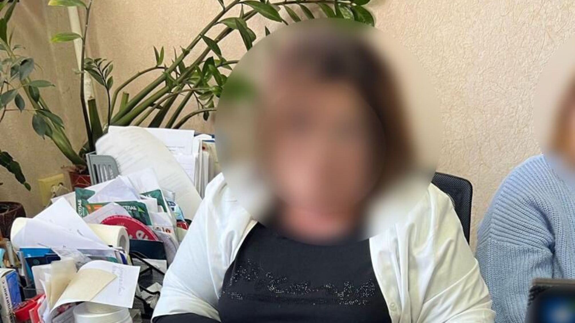 За 30 тис грн «знаходила» у військовозобов’язаних серйозні захворювання: викрито лікарку