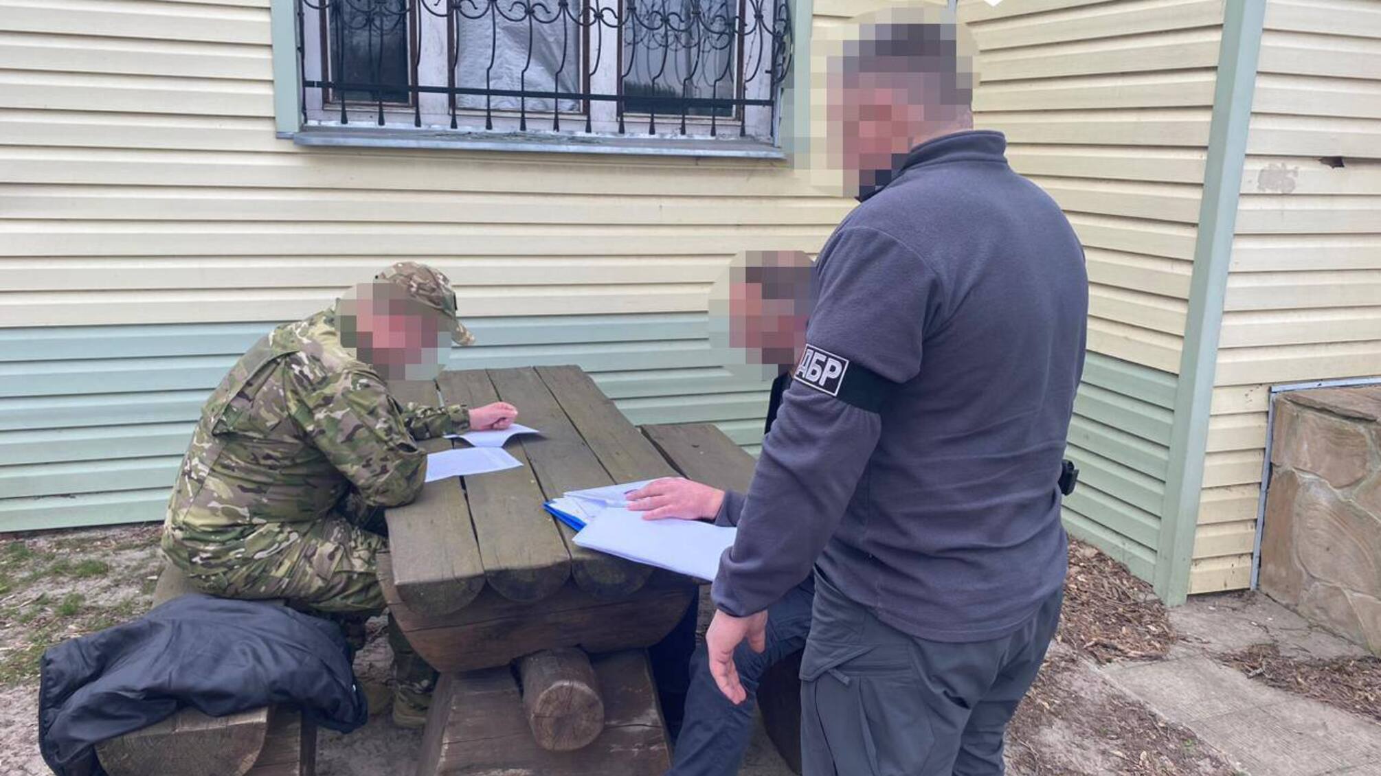 Працівнки ДБР і підозрюваний