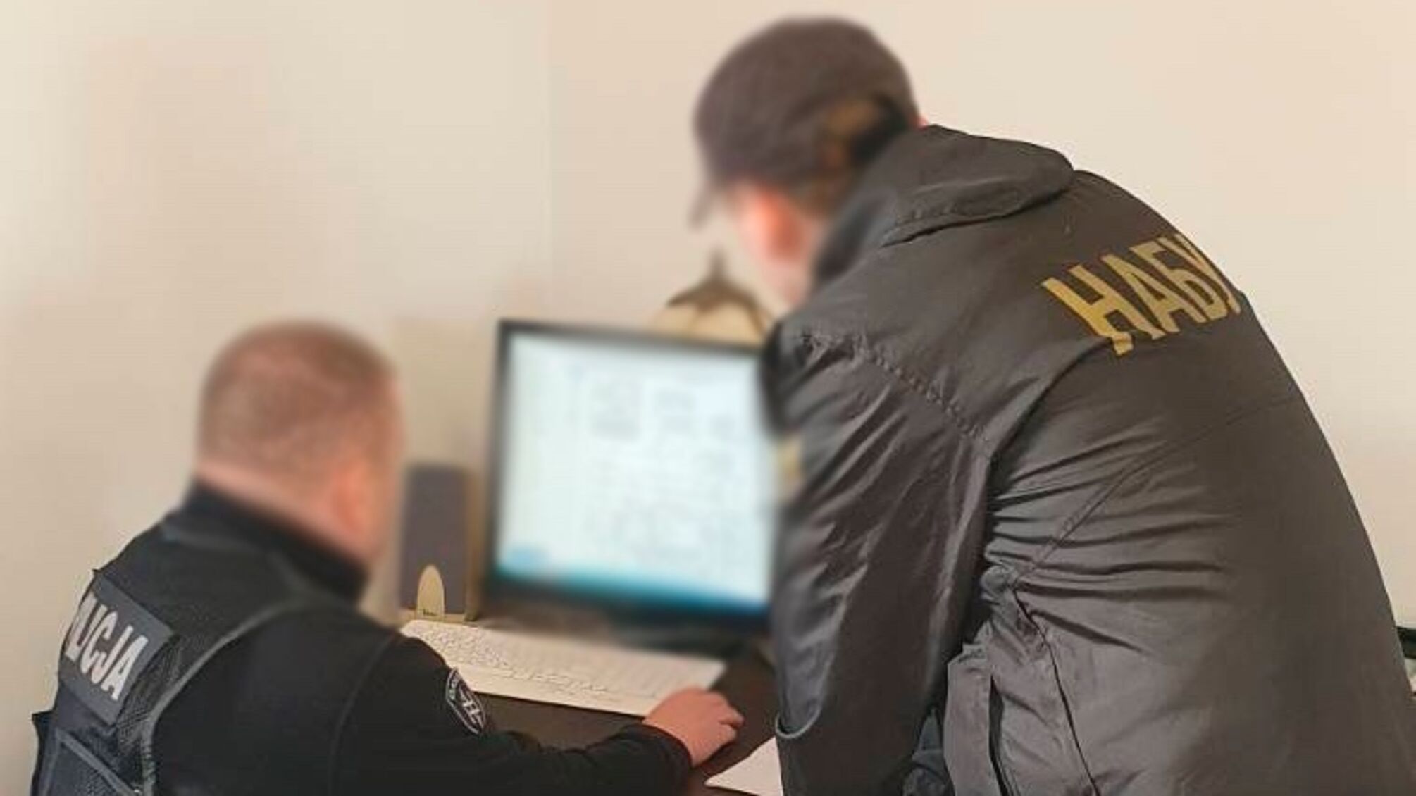 Закупівля зброї за завищеними цінами: в Україні і Польщі пройшли обшуки