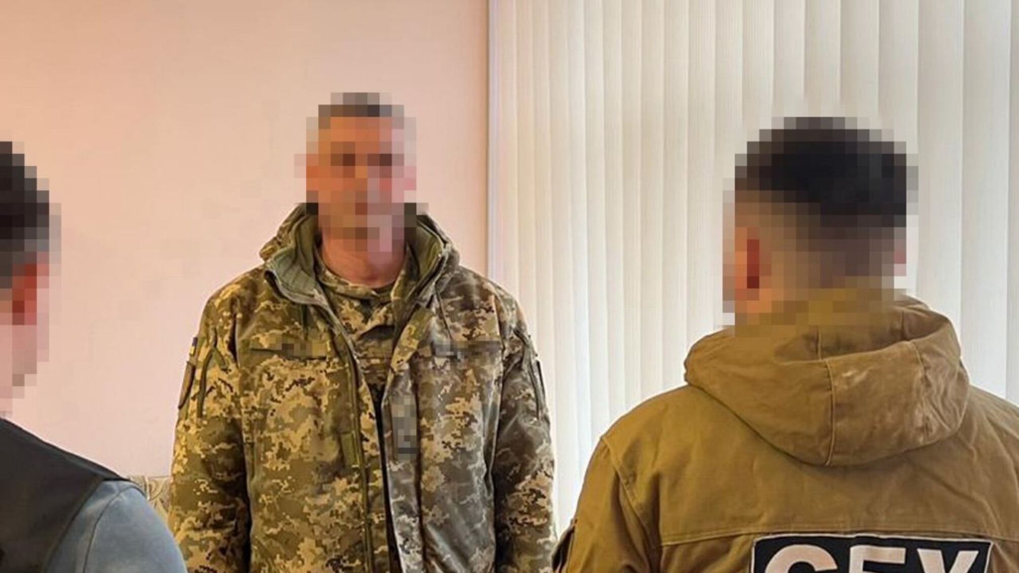 Подозреваемый и работники СБУ