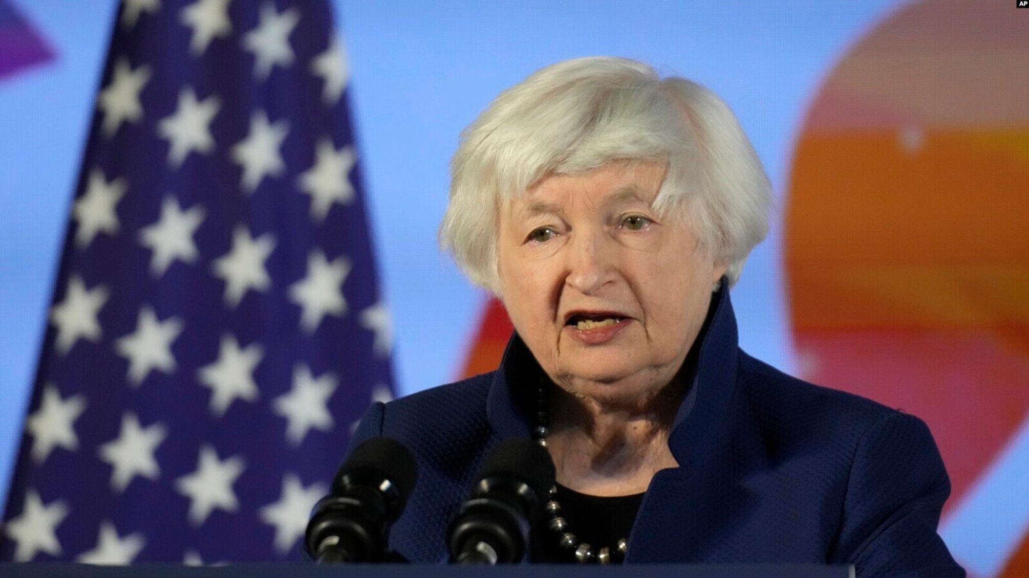 Седая женщина на фоне американского флага.