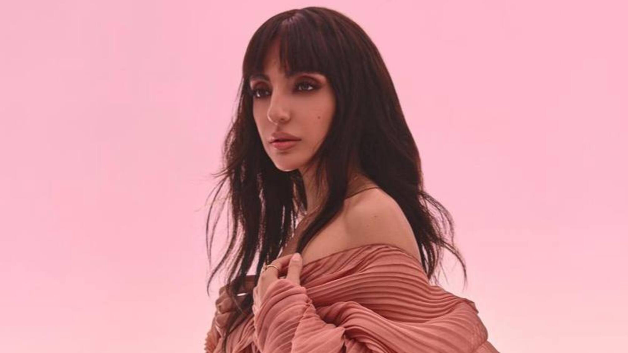 Жінка в рожевій сукні