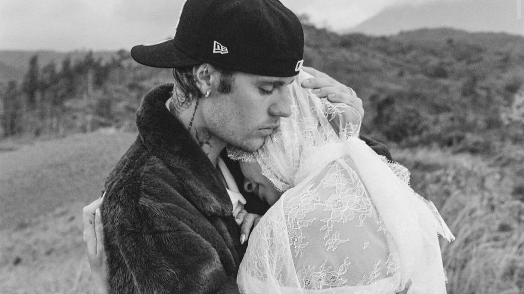 Джастин Бибер станет отцом: пара опубликовала фото с животиком