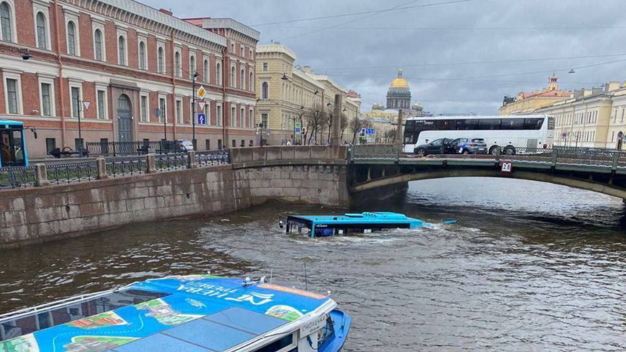 Автобус с пассажирами упал в реку в Санкт-Петербурге: один человек погиб, четверо ранены (видео)
