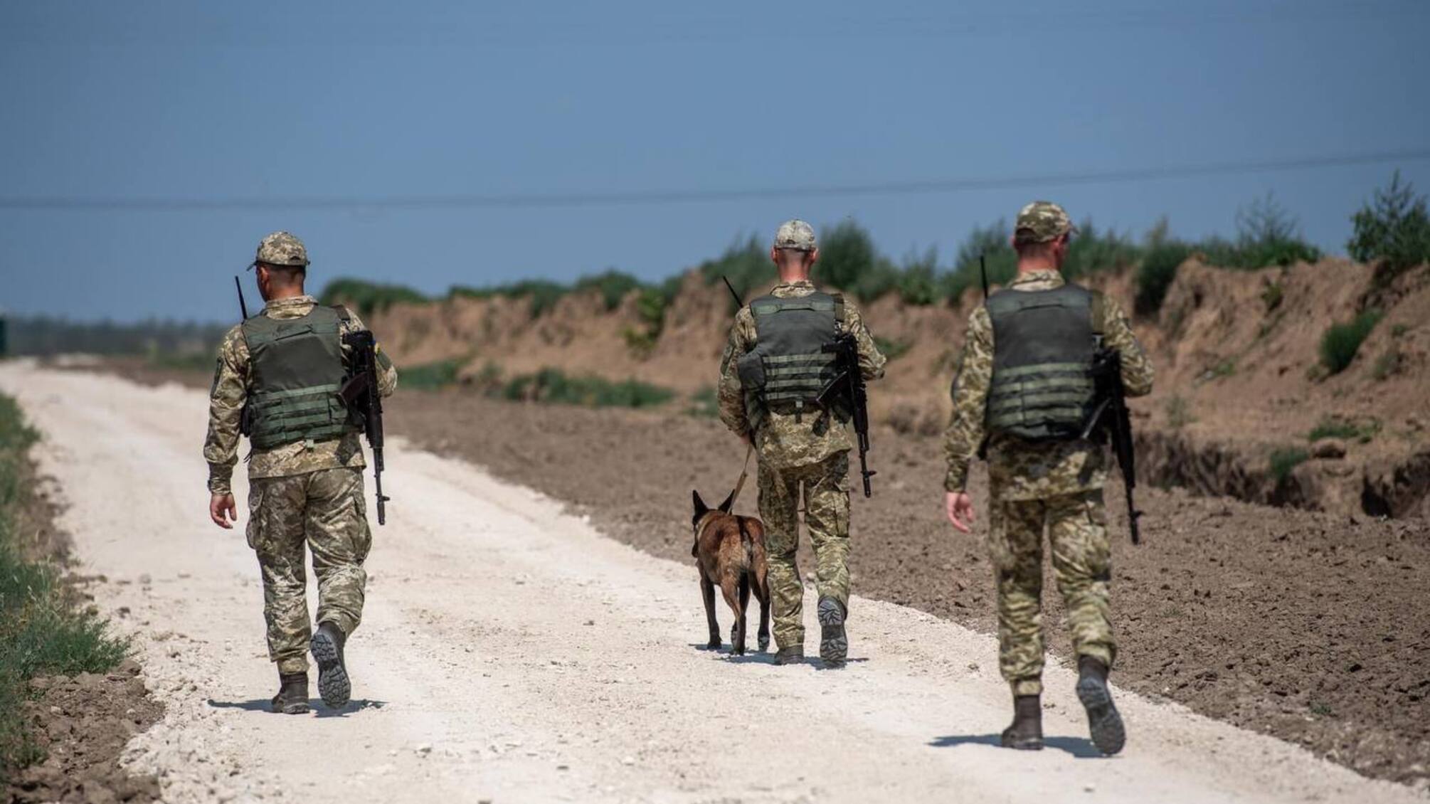 чоловіки у військовій формі та бронижелетах
