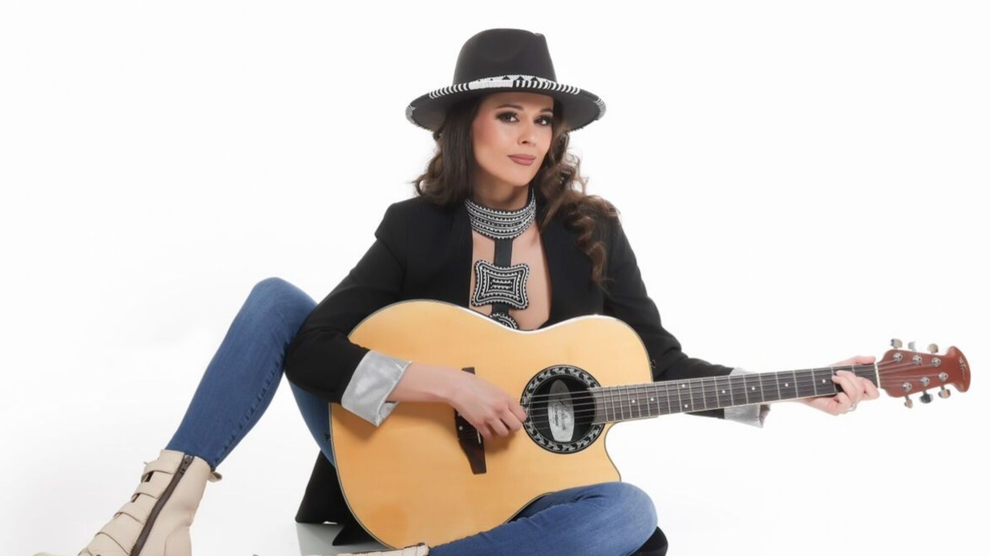 Американская певица с украинскими корнями Iryna Valles представит песню «Мама, скажи» в коллаборации с обладателем Грэмми