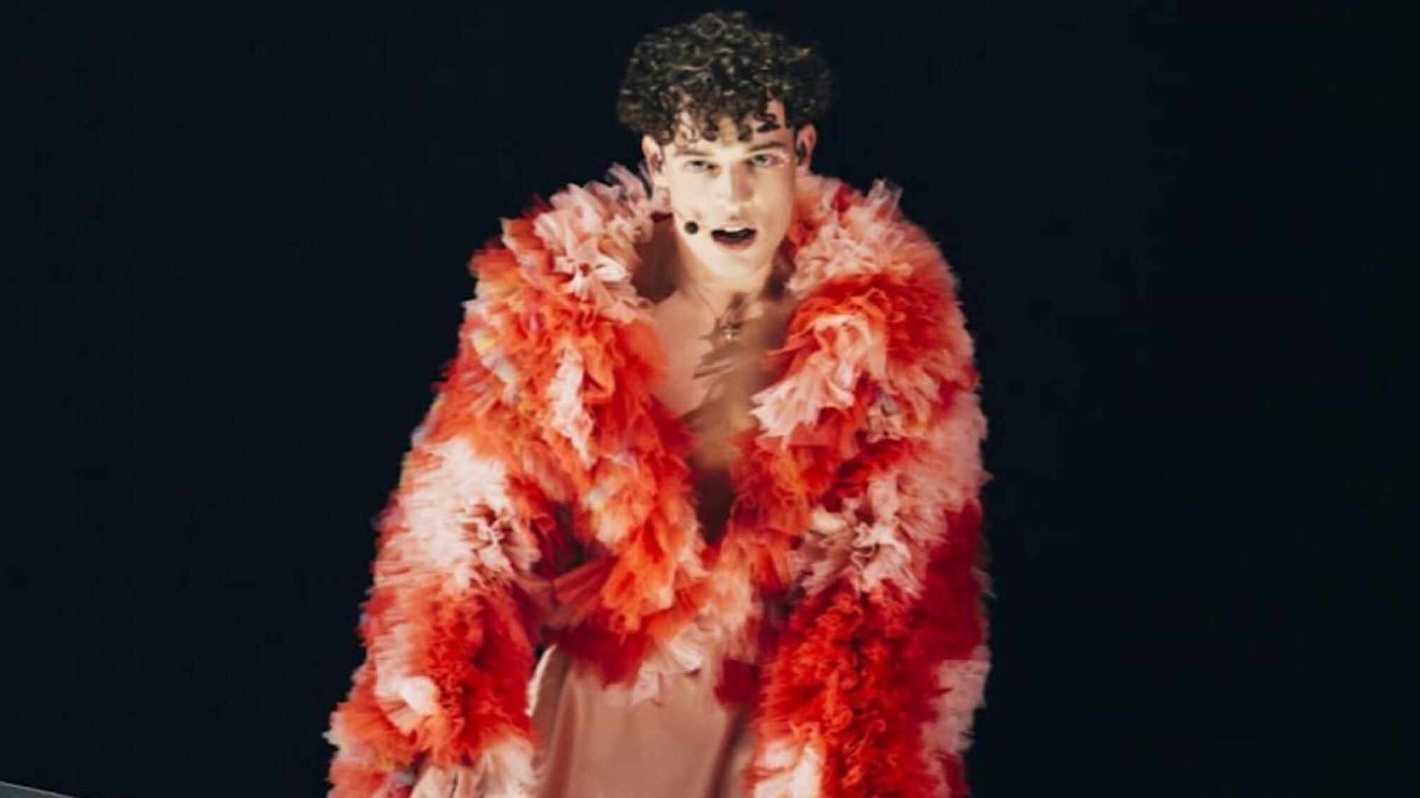 Победители 'Евровидения' Nemo разбили хрустальный кубок прямо во время исполнения финальной песни