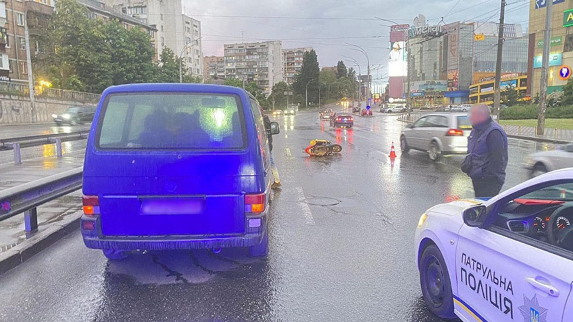 Столична поліція затримала водія скутера, який напідпитку в'їхав у мікроавтобус