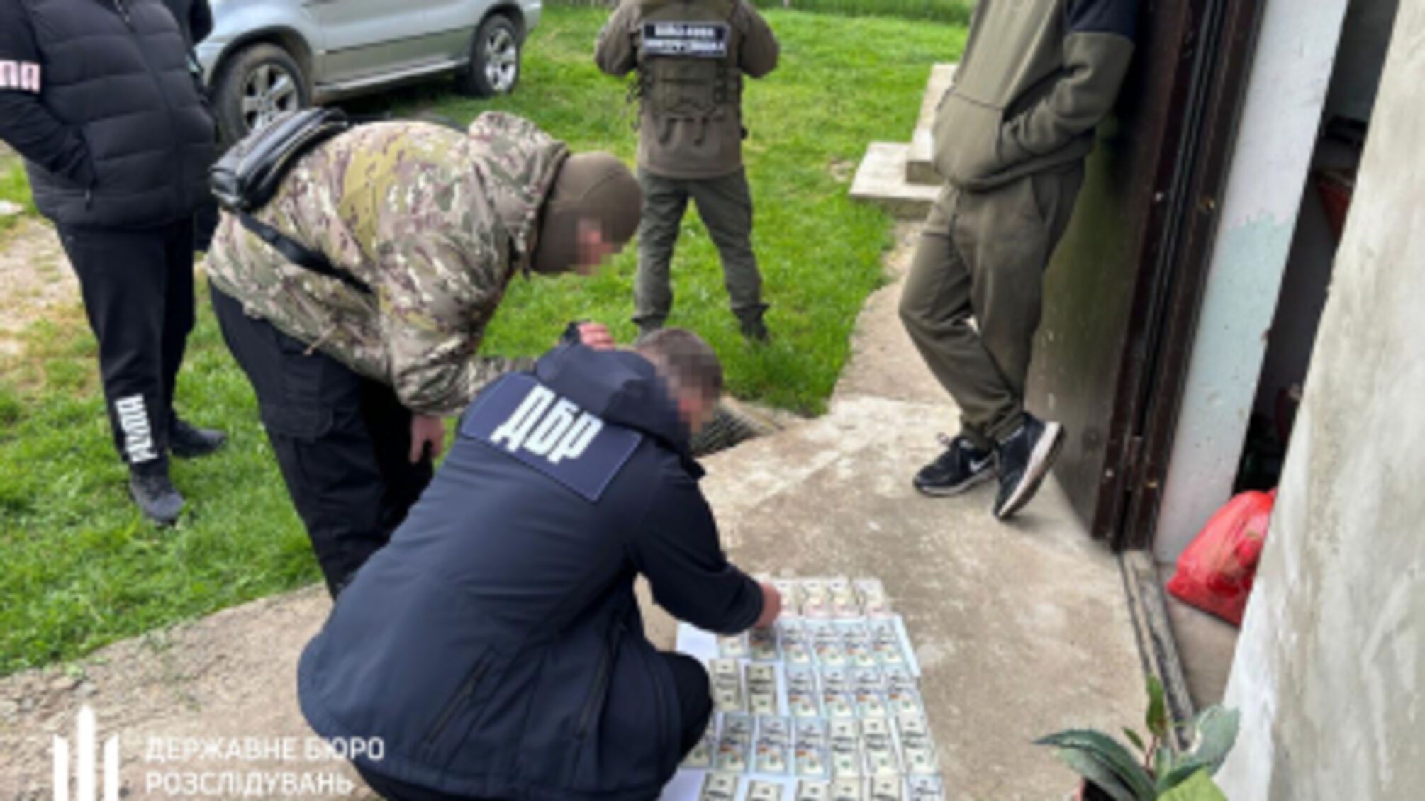 На Буковине задержан правоохранитель, который помогал уклоняющимся незаконно пересекать границу