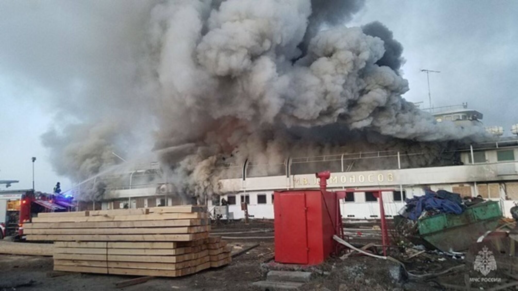 В Архангельську рф спалахнула масштабна пожежа на судні 'Ломоносів'