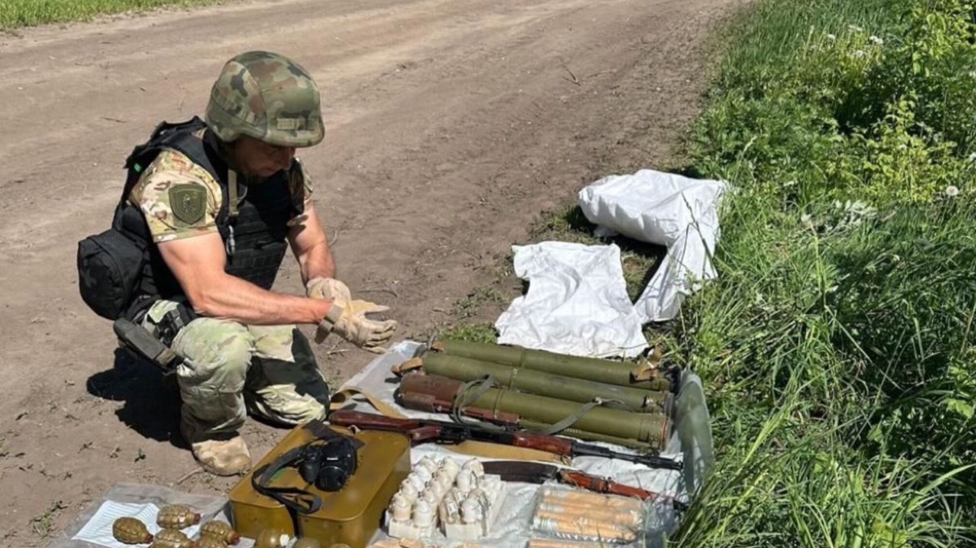 Гранатомети, гранати та набої: житель Київщини торгував зброєю та боєприпасами