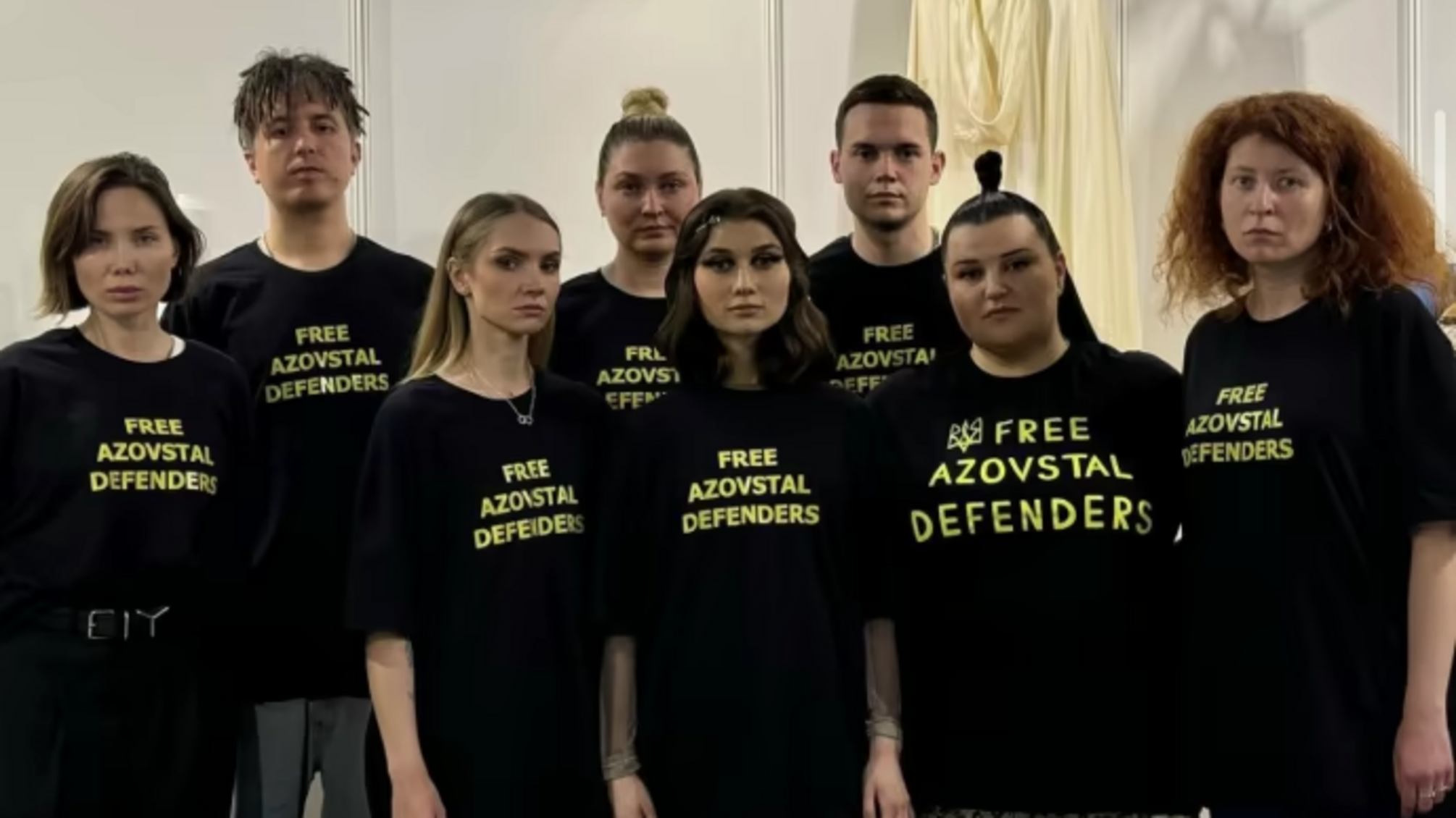 На Евровидении украинская команда была оштрафована за футболки с принтом Free Azovstal Defenders