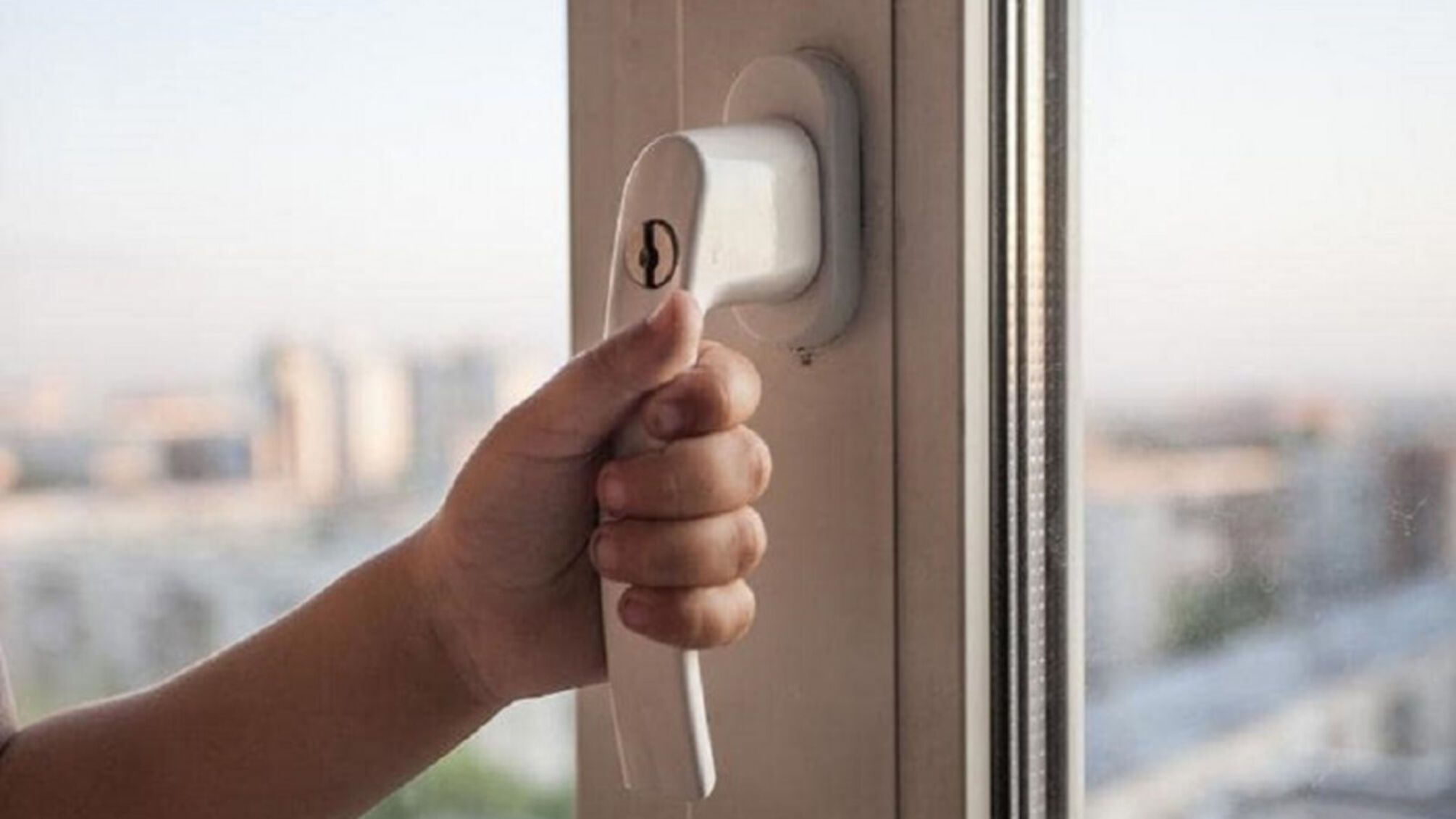 В Одесі трирічна дитина випала з вікна п'ятиповерхівки