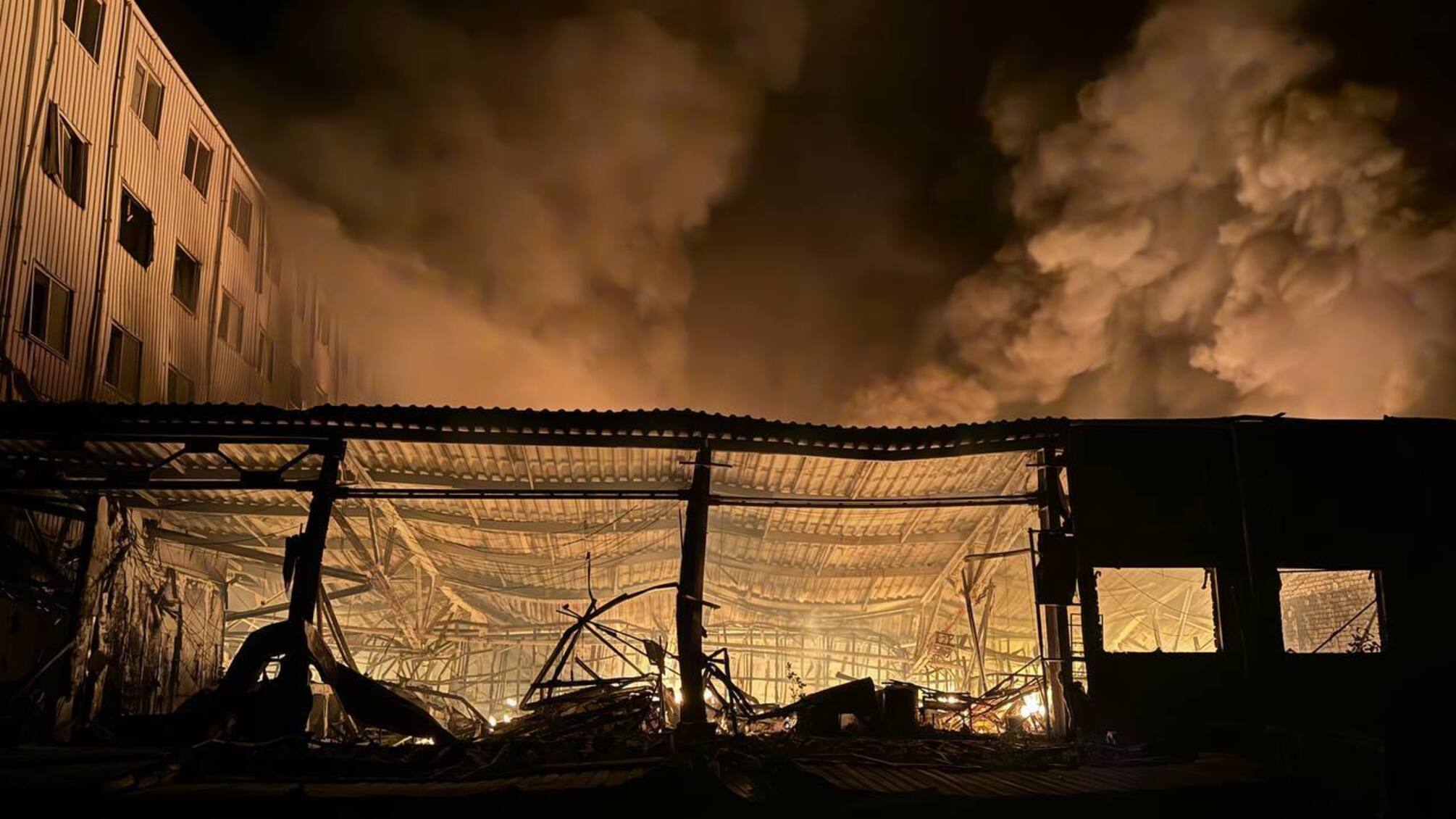 Російські окупанти вдарили по Одесі: постраждали склади 'Нової пошти' та сортувальне депо (фото)