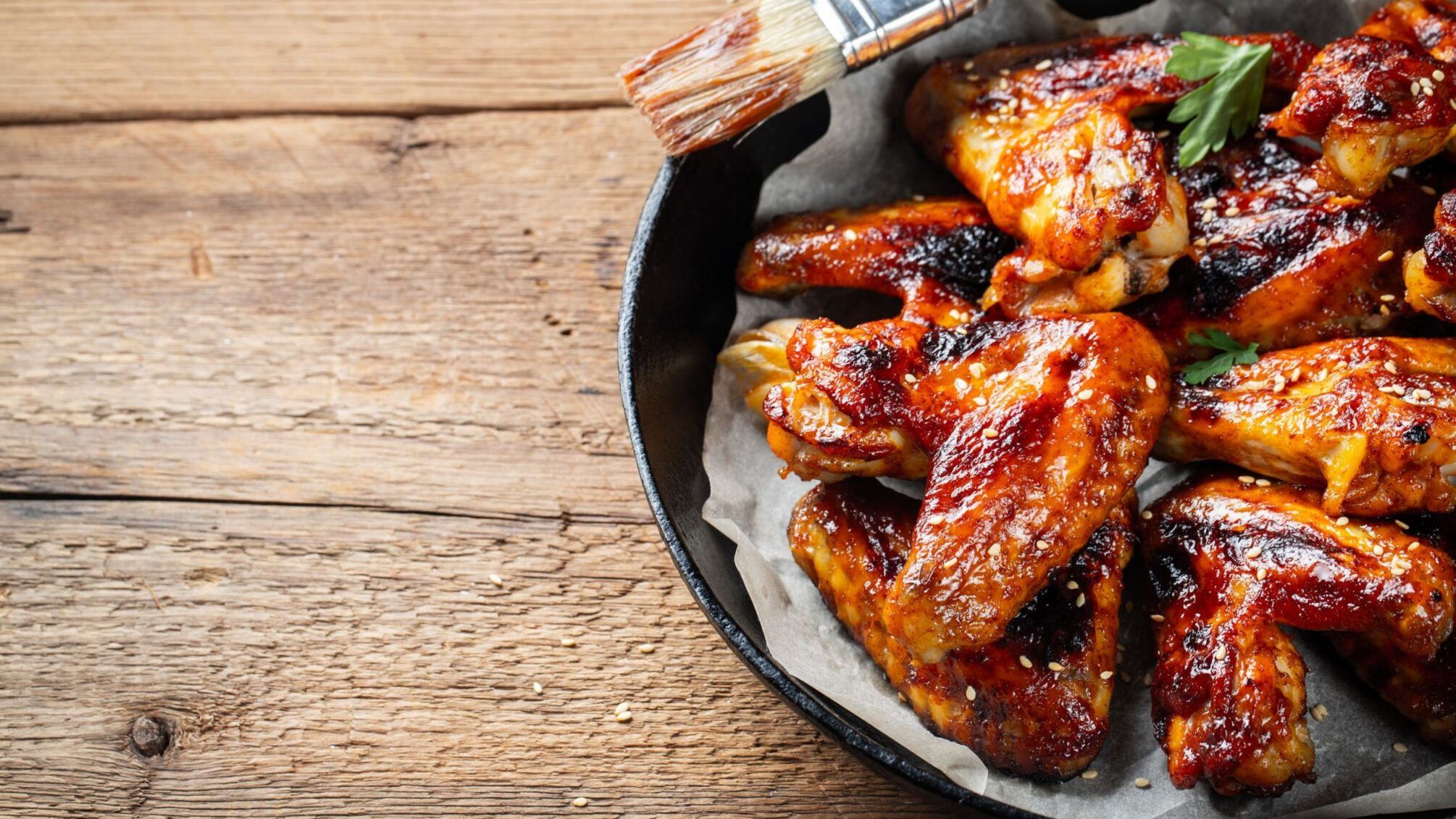 Сочные куриные крылышки в лимонной глазури с кунжутом.