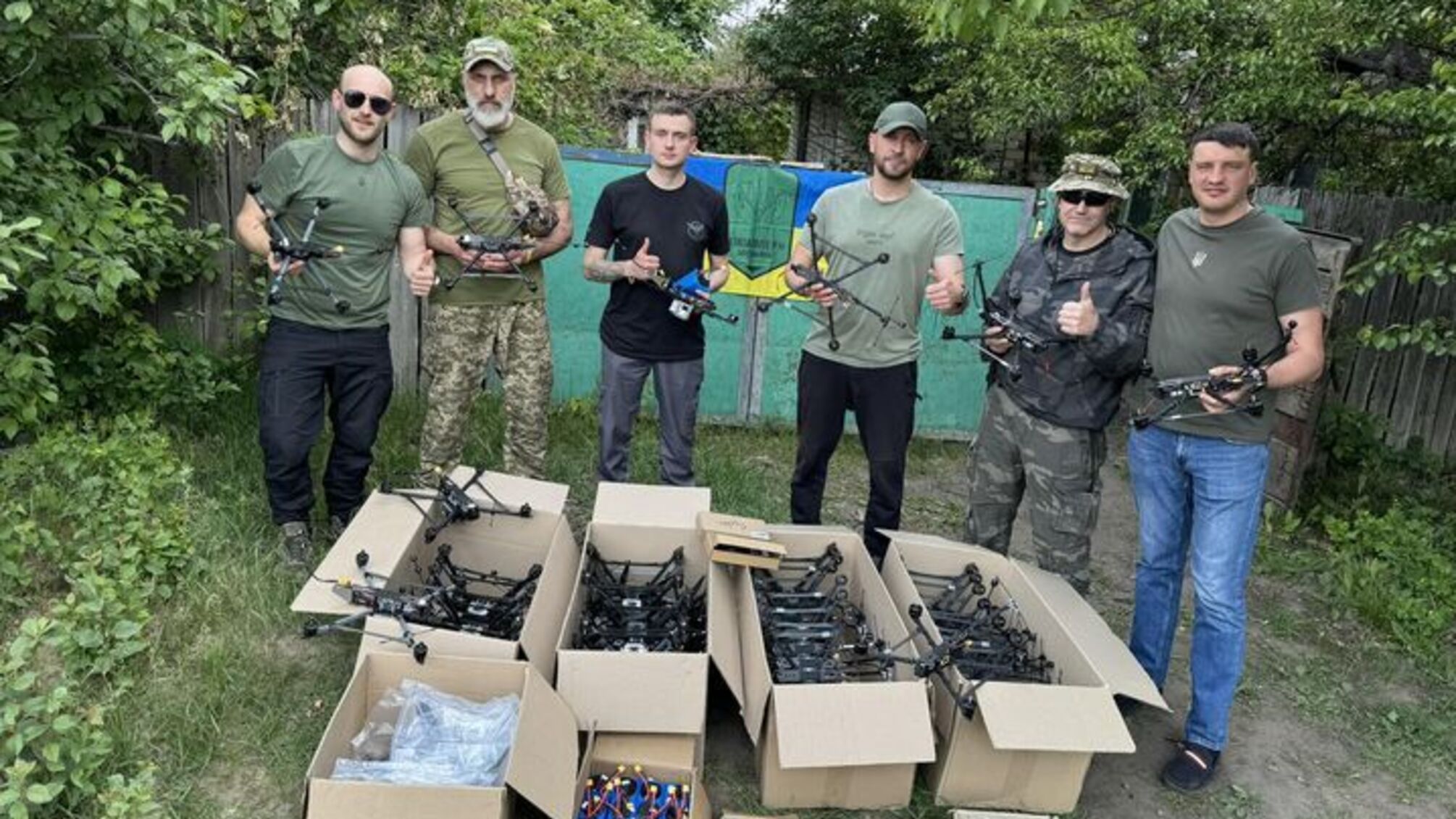 'Птички' для охоты на врага: волонтер Роман Бочкала с собратьями передал дроны бойцам из Харьковщины