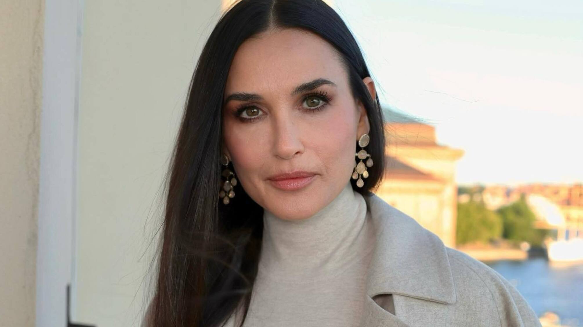 Зірка Канн-2024: Демі Мур змінила на червоній доріжці 5 суконь та коштовних прикрас